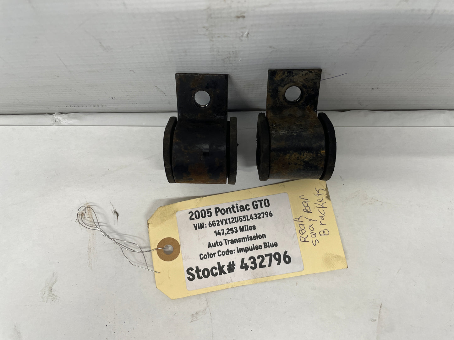 2005 Pontiac GTO Rear Suspension Stabilizer Sway Bar Brackets Clamps OEM - Day's Parts Yard