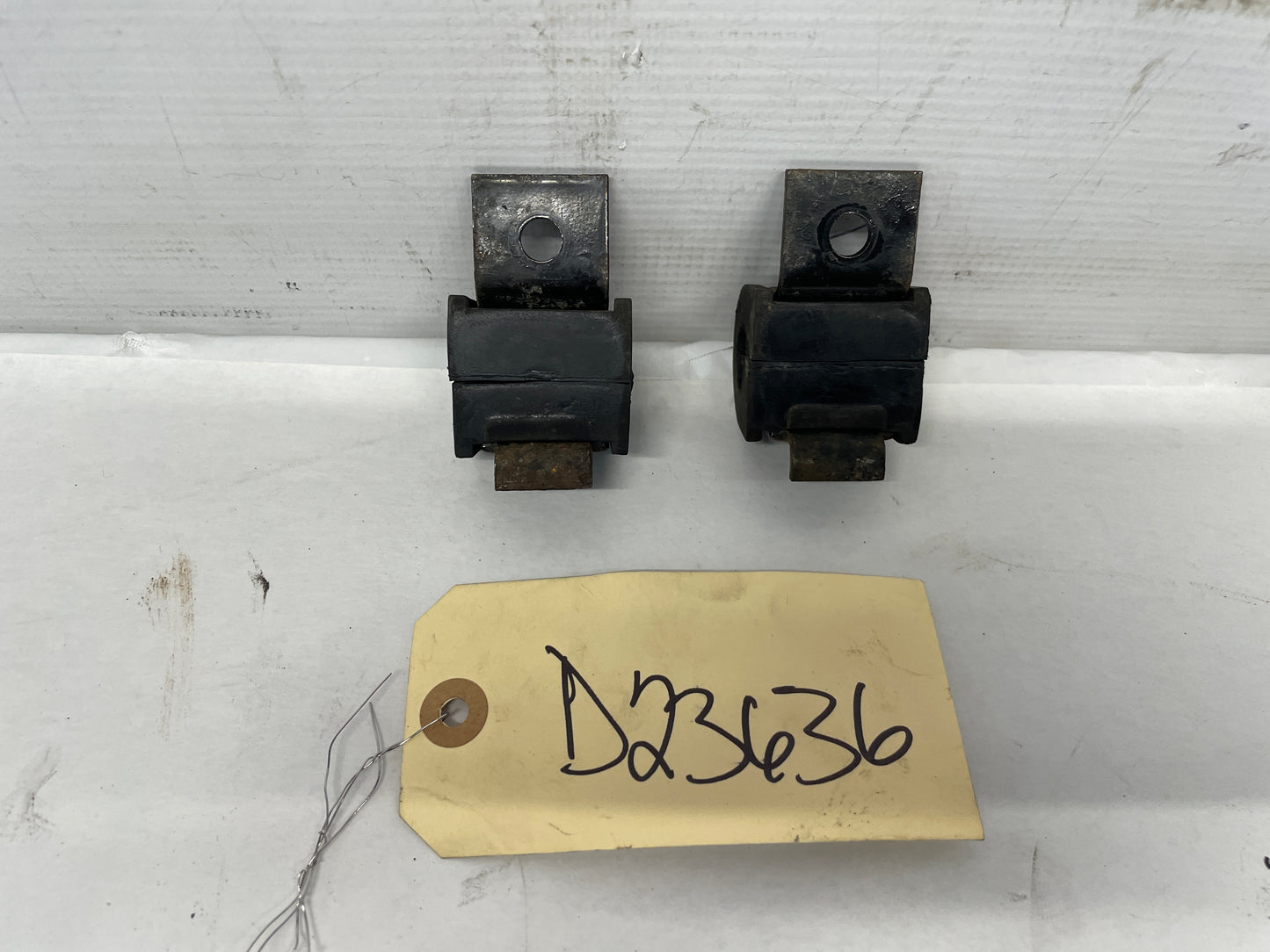 2005 Pontiac GTO Rear Suspension Stabilizer Sway Bar Brackets Clamps OEM - Day's Parts Yard