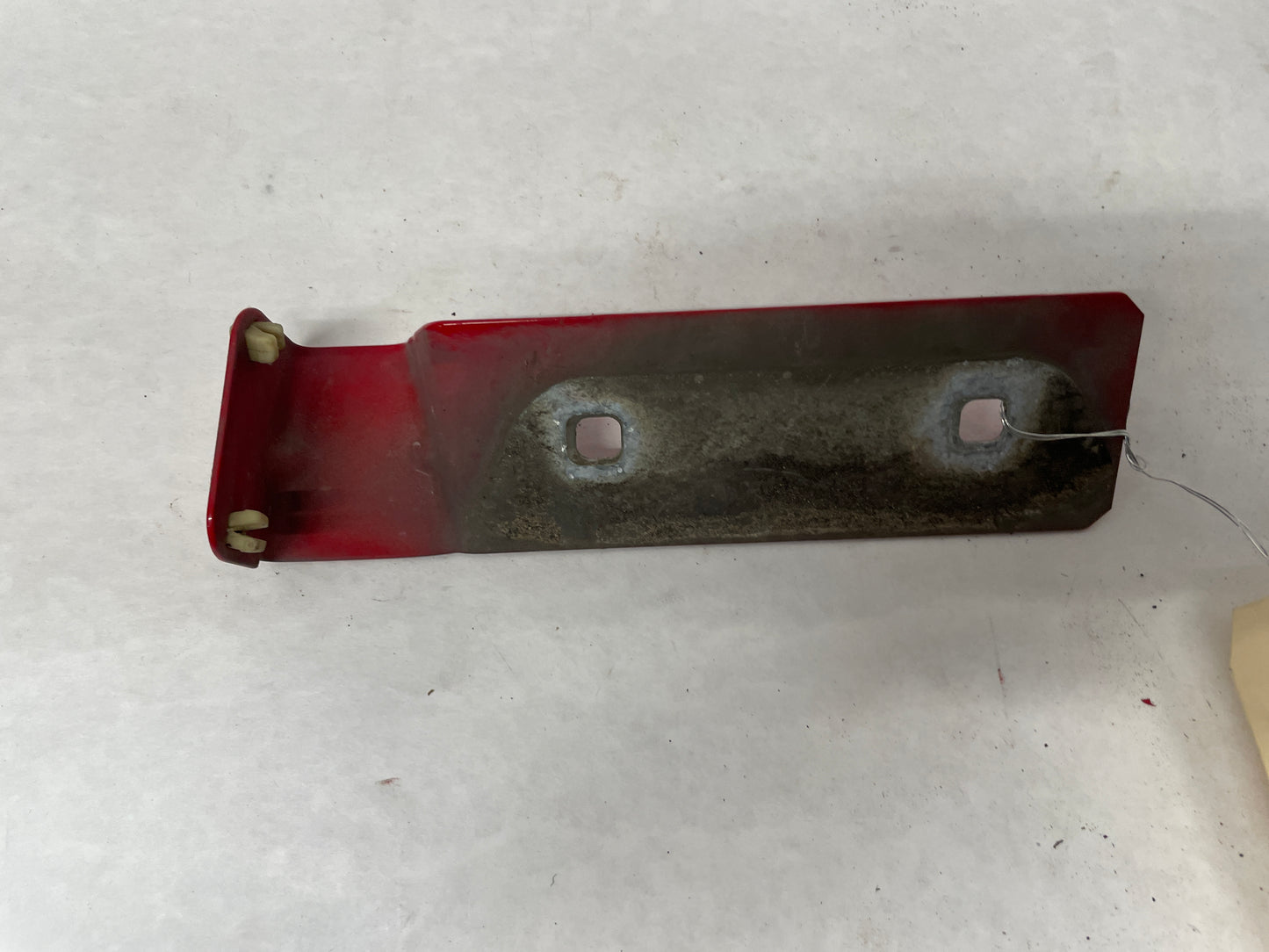 2006 Pontiac GTO LH Driver Fender Side Skirt Rocker Molding Support Bracket OEM - Day's Parts Yard