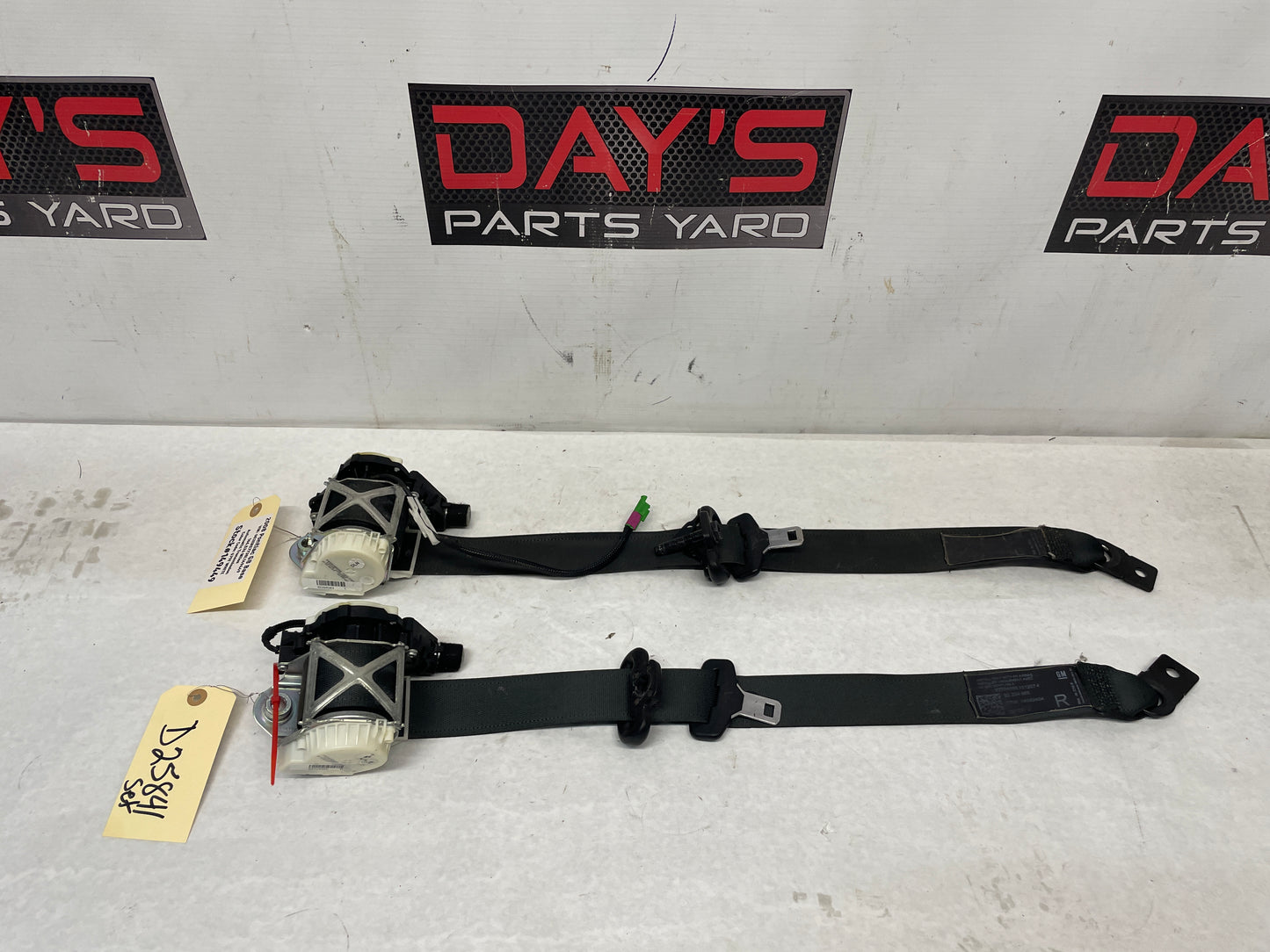 2008 Pontiac G8 Base RH & LH Front Seat Belts Retractors OEM - Day's Parts Yard