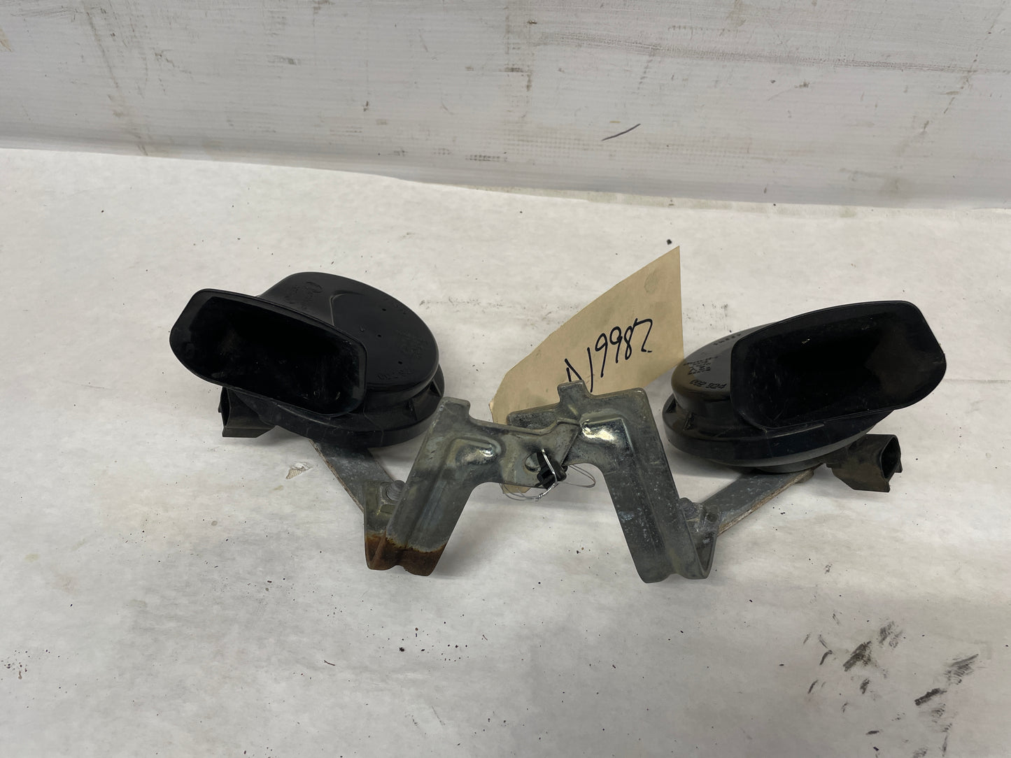 2006 Pontiac GTO Horn Set OEM - Day's Parts Yard