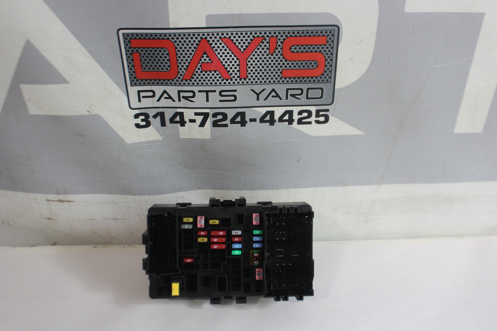 2019 Chevy Tahoe K1500 Premier Front RH Passenger Fuse Box Relay OEM - Day's Parts Yard