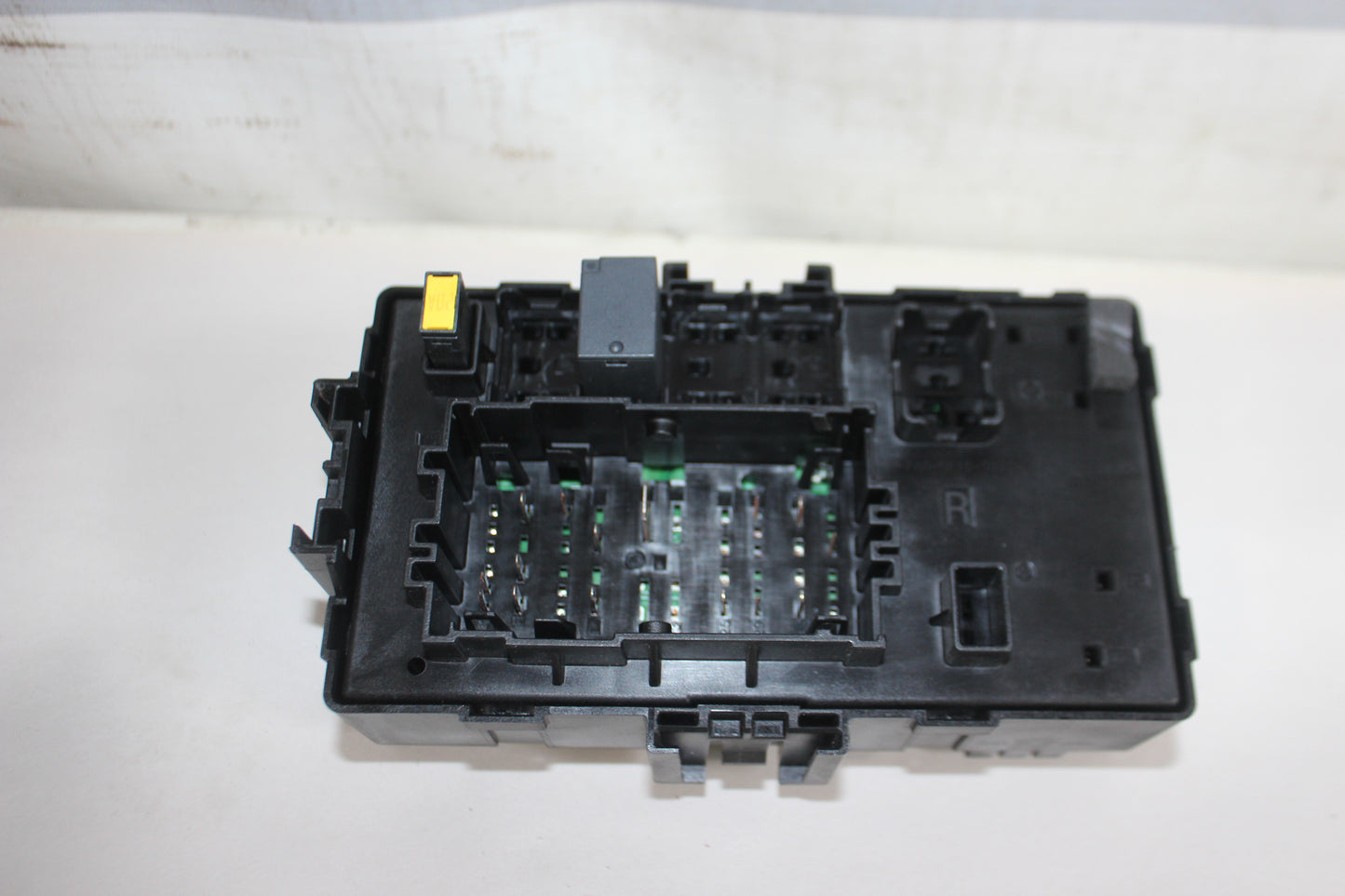 2019 Chevy Tahoe K1500 Premier Front RH Passenger Fuse Box Relay OEM - Day's Parts Yard