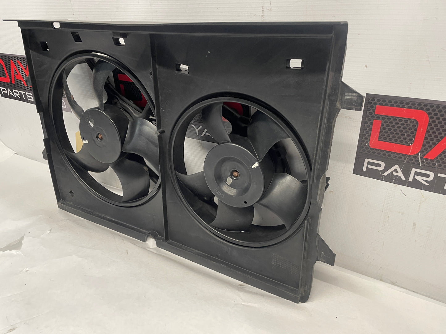 2005 Pontiac GTO Dual Radiator Electric Cooling Fans Shroud Assembly OEM - Day's Parts Yard