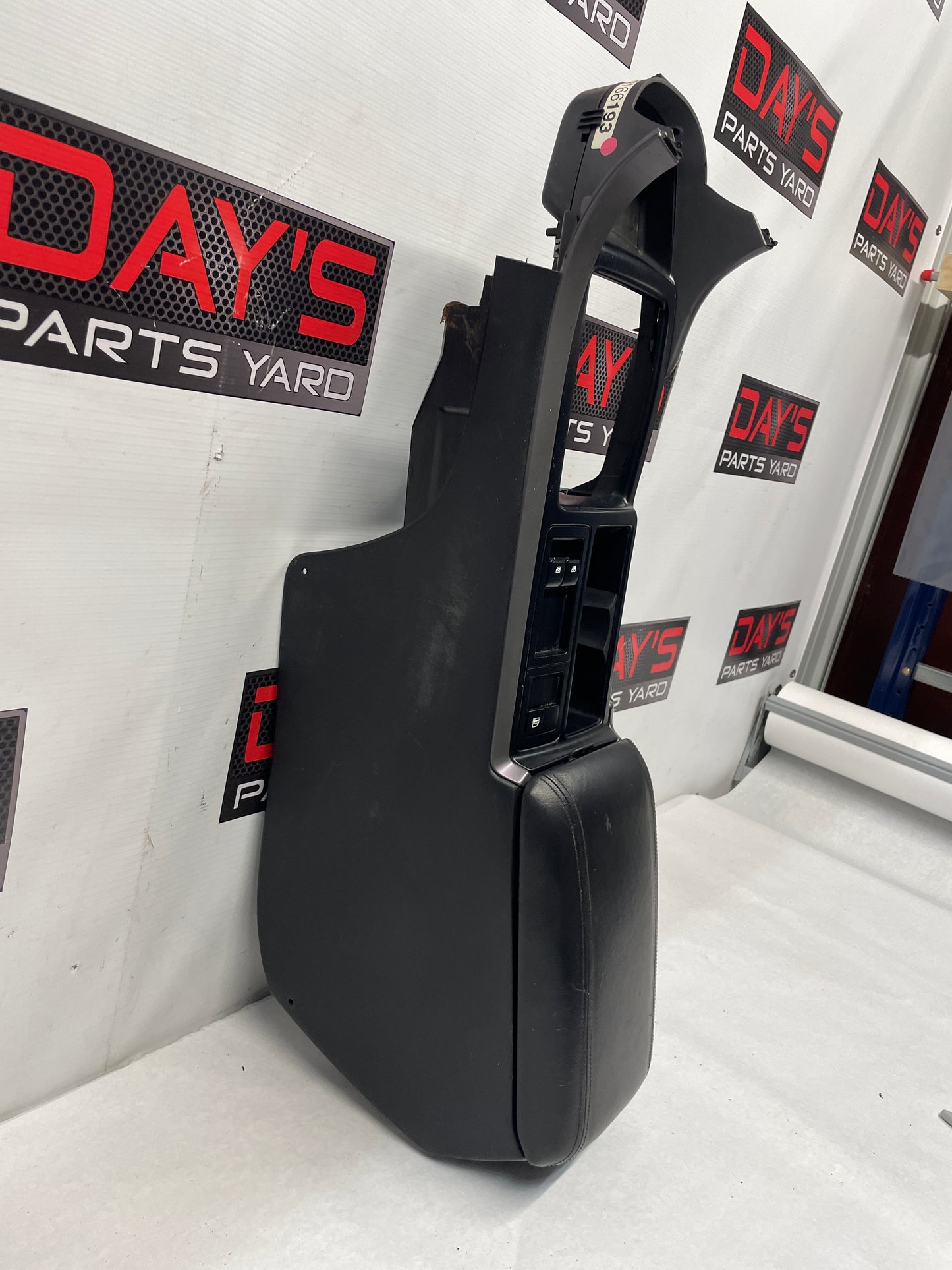 2005 Pontiac GTO Center Console Armrest OEM - Day's Parts Yard