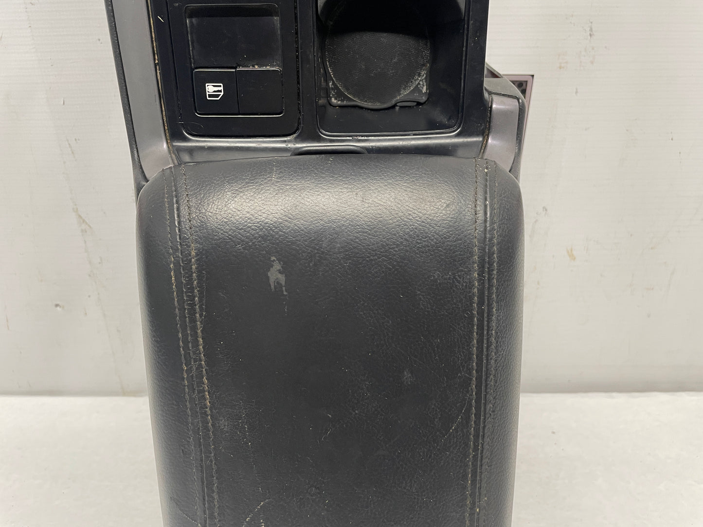 2005 Pontiac GTO Center Console Armrest OEM - Day's Parts Yard