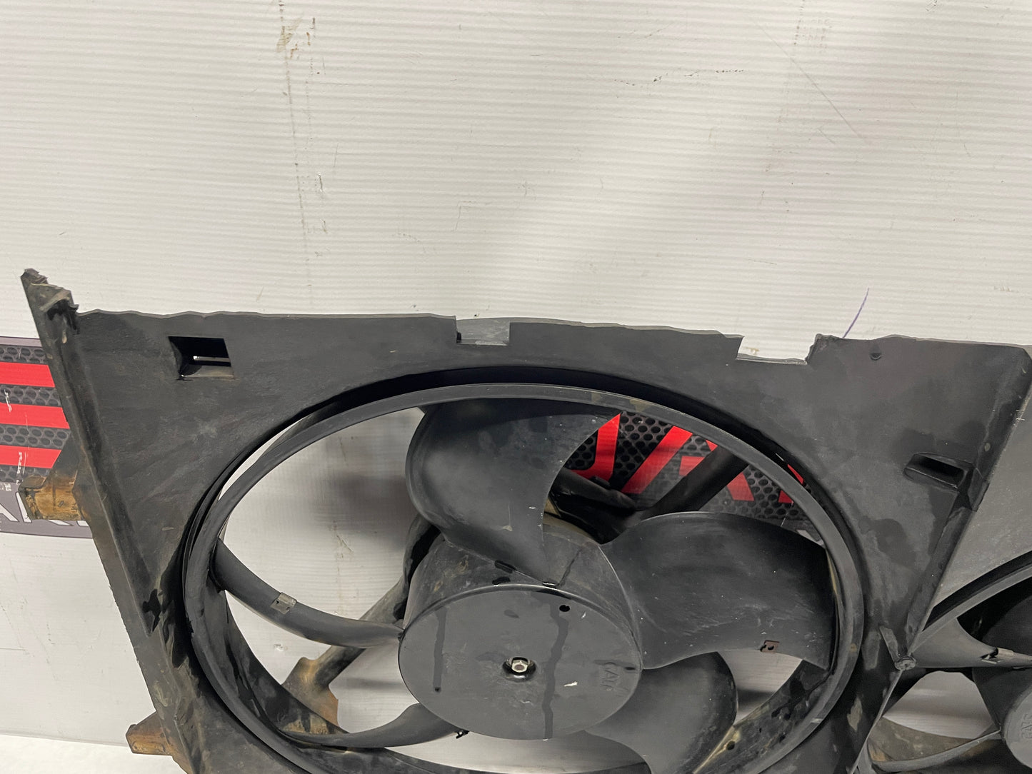 2005 Pontiac GTO Dual Radiator Electric Cooling Fans Shroud Assembly OEM - Day's Parts Yard