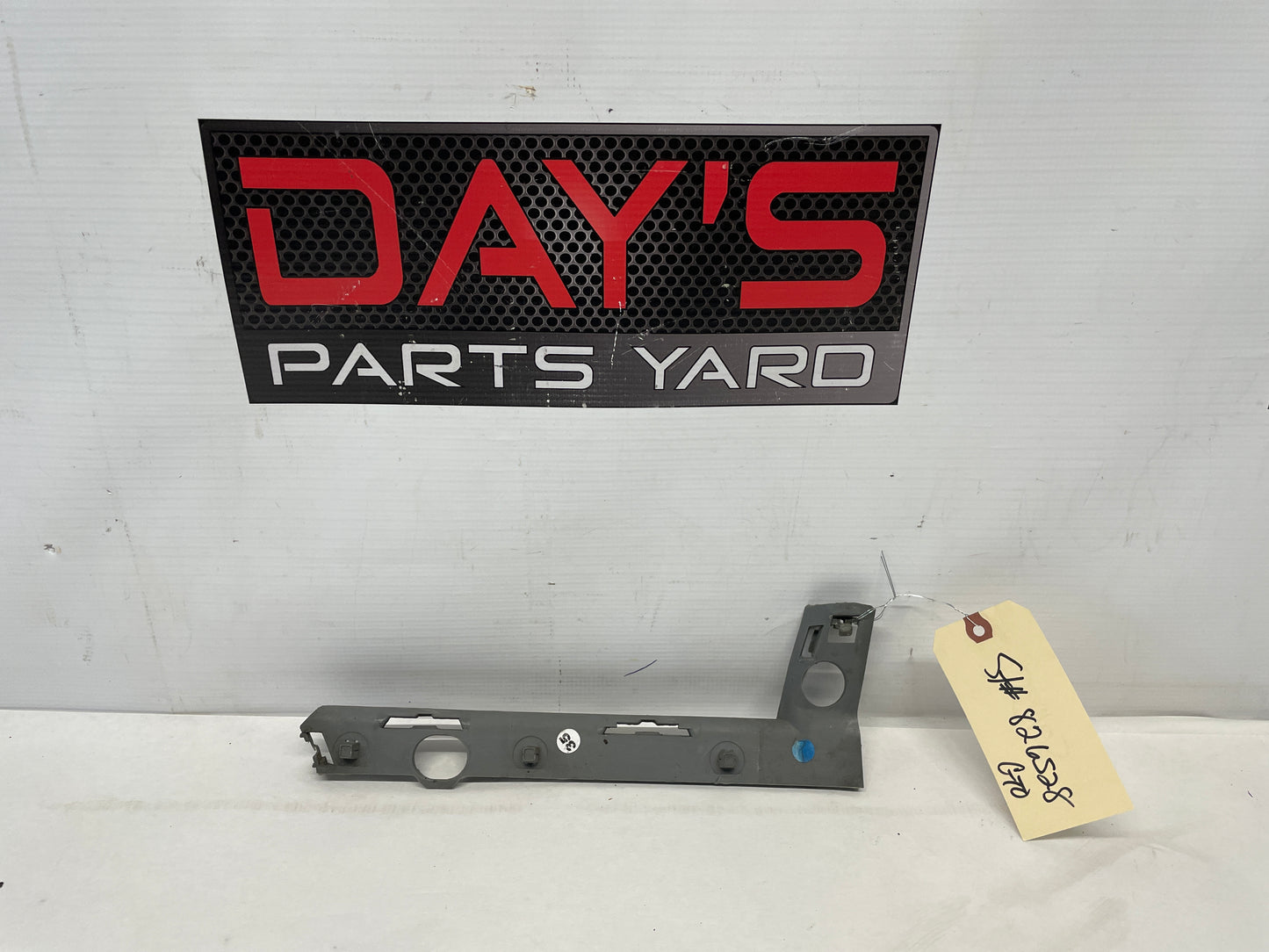 2006 Pontiac GTO LH Driver Fender Bracket Brace OEM - Day's Parts Yard