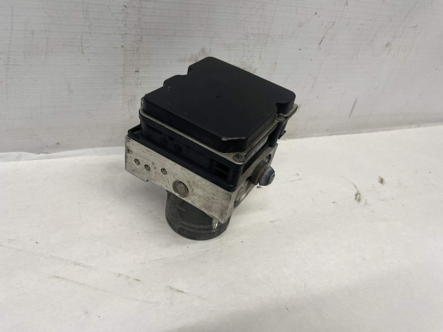 2005 Pontiac GTO ABS Anti Lock Brake Control Module Valve 92211444 OEM - Day's Parts Yard