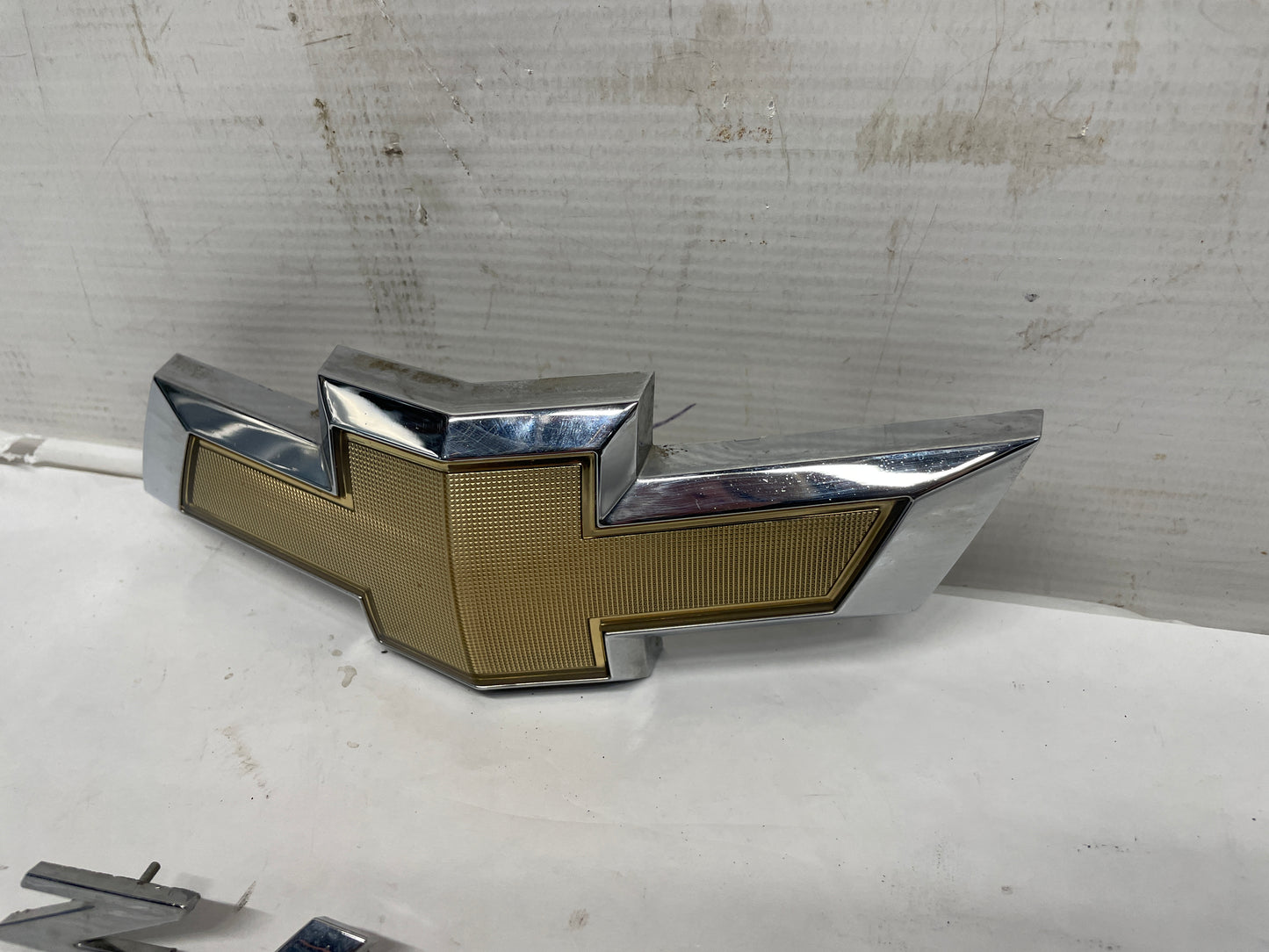 2014 Chevy Camaro ZL1 Front Bumper Grille Bowtie & ZL1 Emblem OEM - Day's Parts Yard