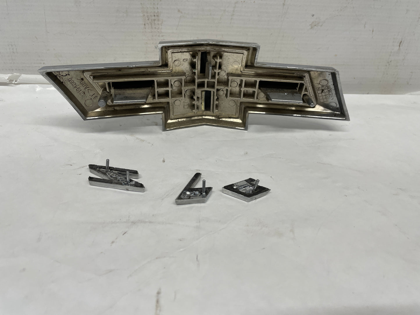 2014 Chevy Camaro ZL1 Front Bumper Grille Bowtie & ZL1 Emblem OEM - Day's Parts Yard
