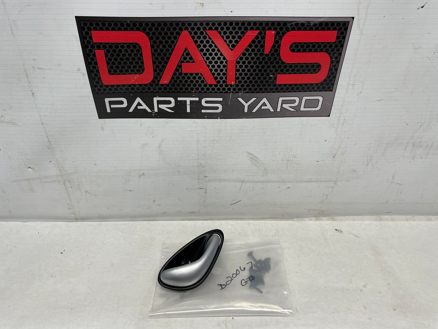 2005 Pontiac GTO RH Passenger Interior Door Handle OEM - Day's Parts Yard