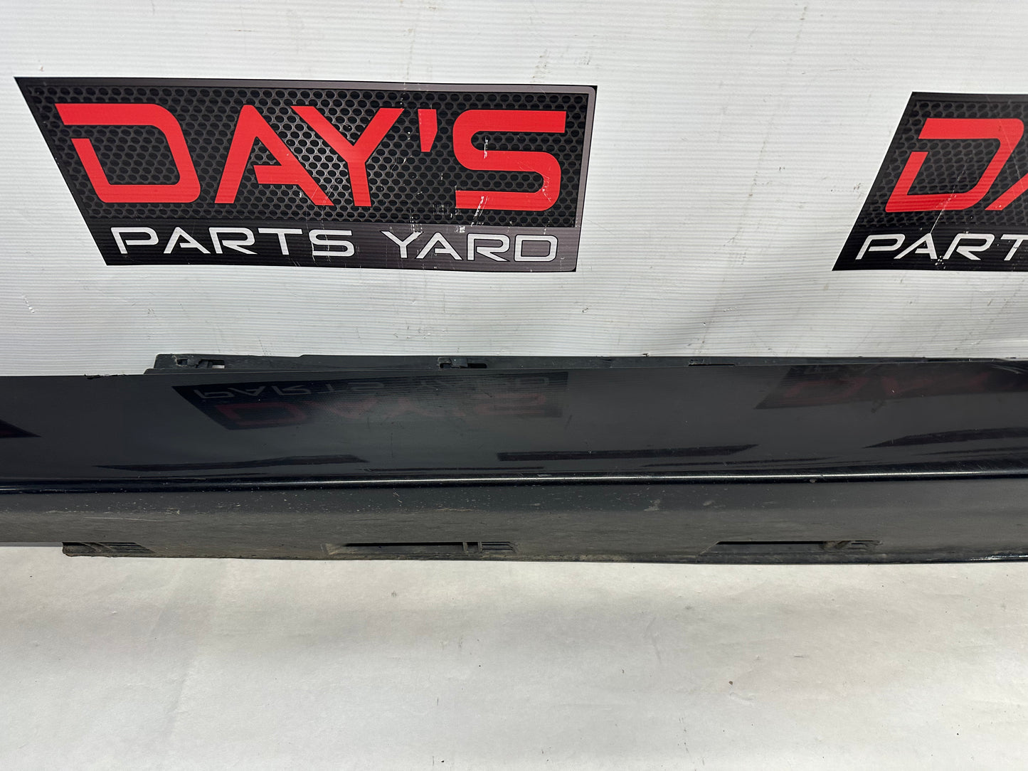 2009 Pontiac G8 GT LH Driver Rocker Molding Side Skirt Panel Trim OEM - Day's Parts Yard
