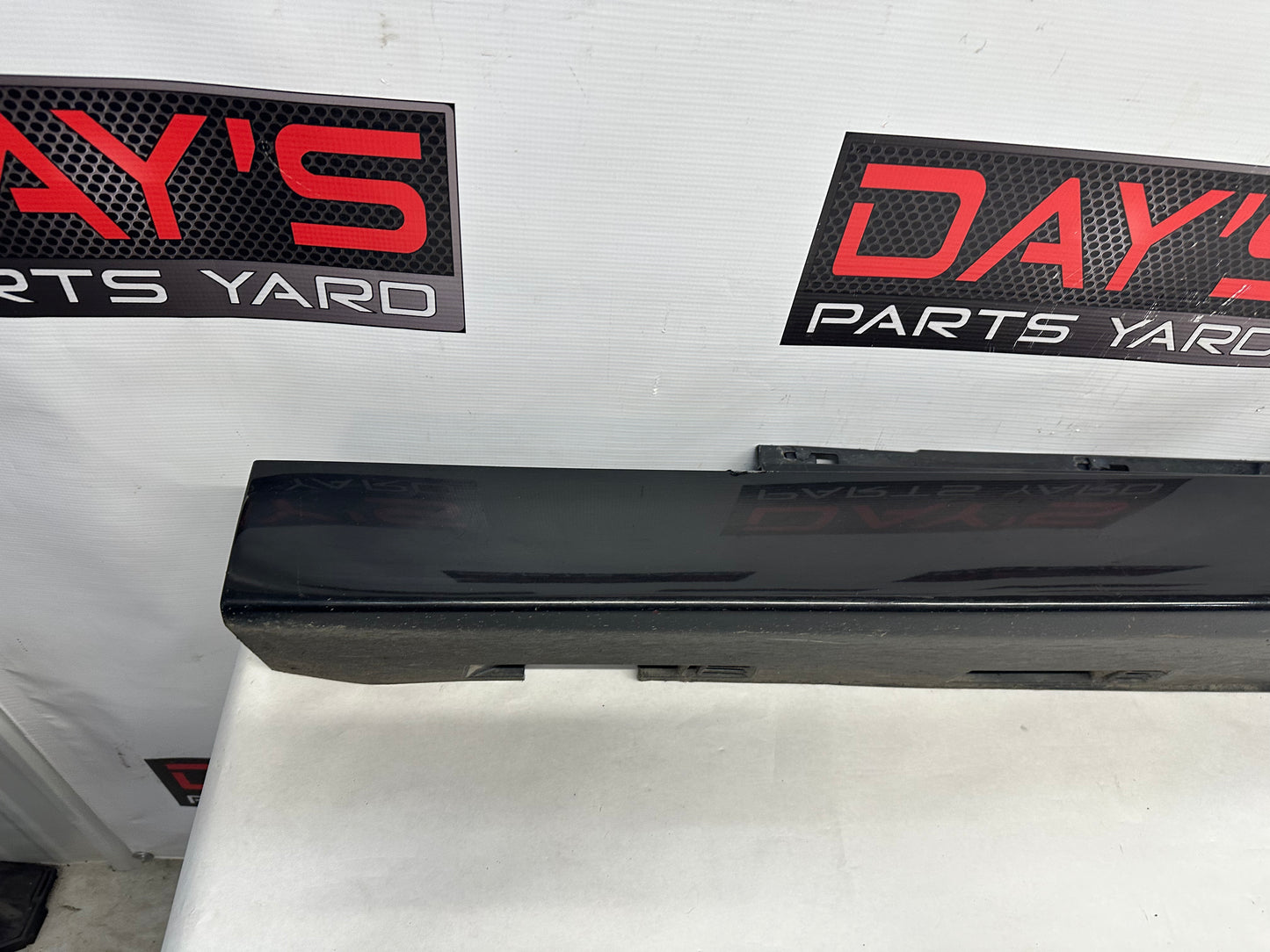 2009 Pontiac G8 GT LH Driver Rocker Molding Side Skirt Panel Trim OEM - Day's Parts Yard