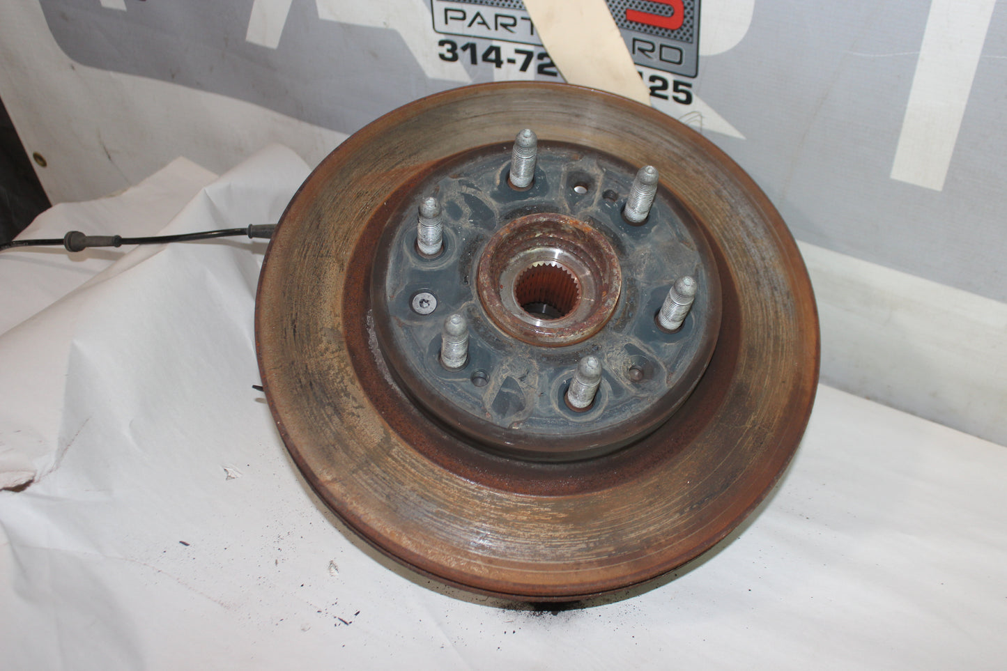 2015 Chevy Silverado 1500 LTZ RH Passenger Spindle Knuckle Hub OEM - Day's Parts Yard