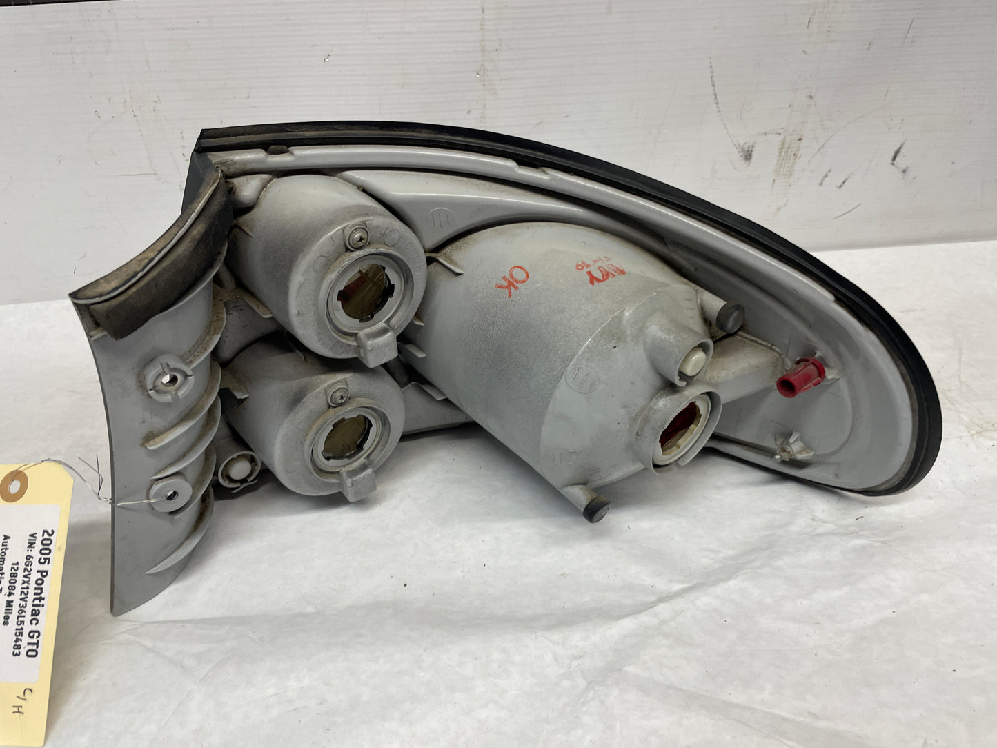 2006 Pontiac GTO RH & LH Tail Light Taillight Lamp OEM - Day's Parts Yard