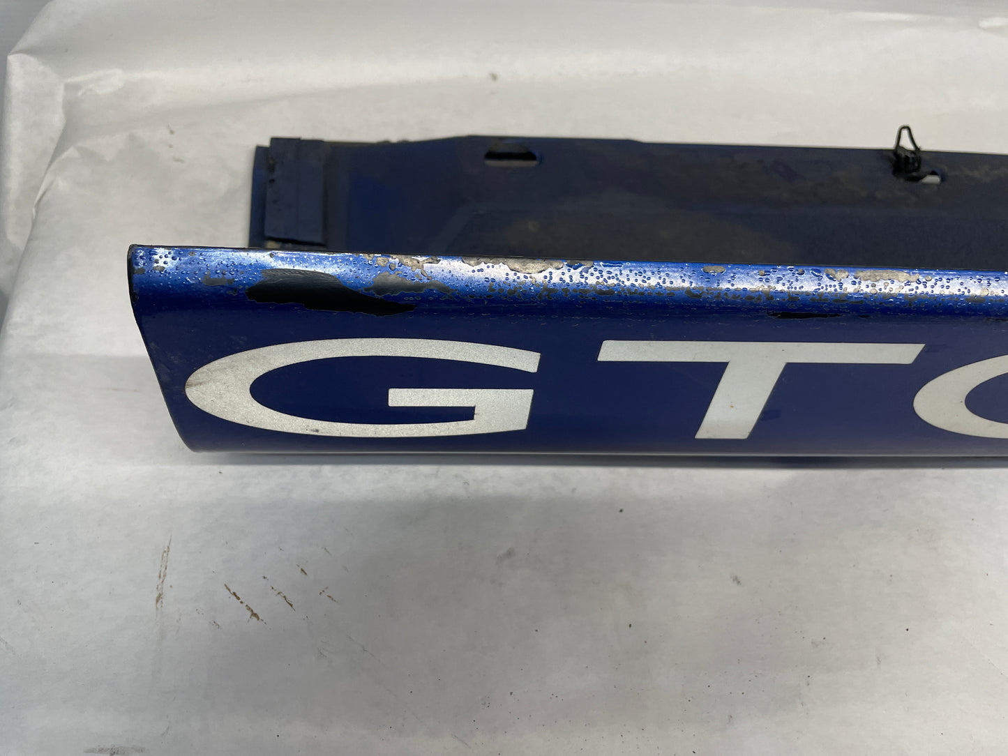 2005 Pontiac GTO RH Passenger Rocker Molding Side Skirt Panel OEM - Day's Parts Yard