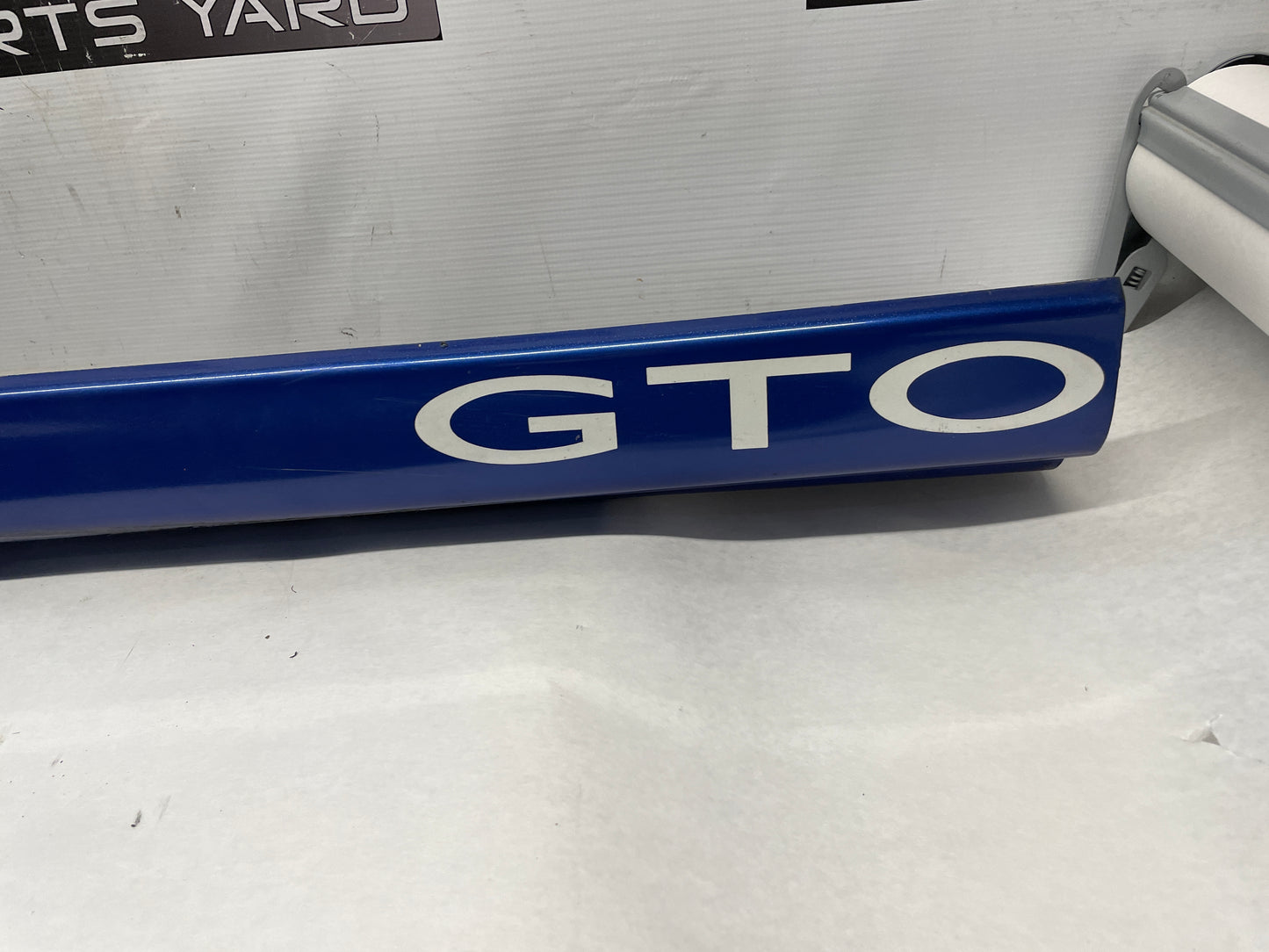 2005 Pontiac GTO LH Driver Rocker Molding Side Skirt Trim Panel OEM - Day's Parts Yard