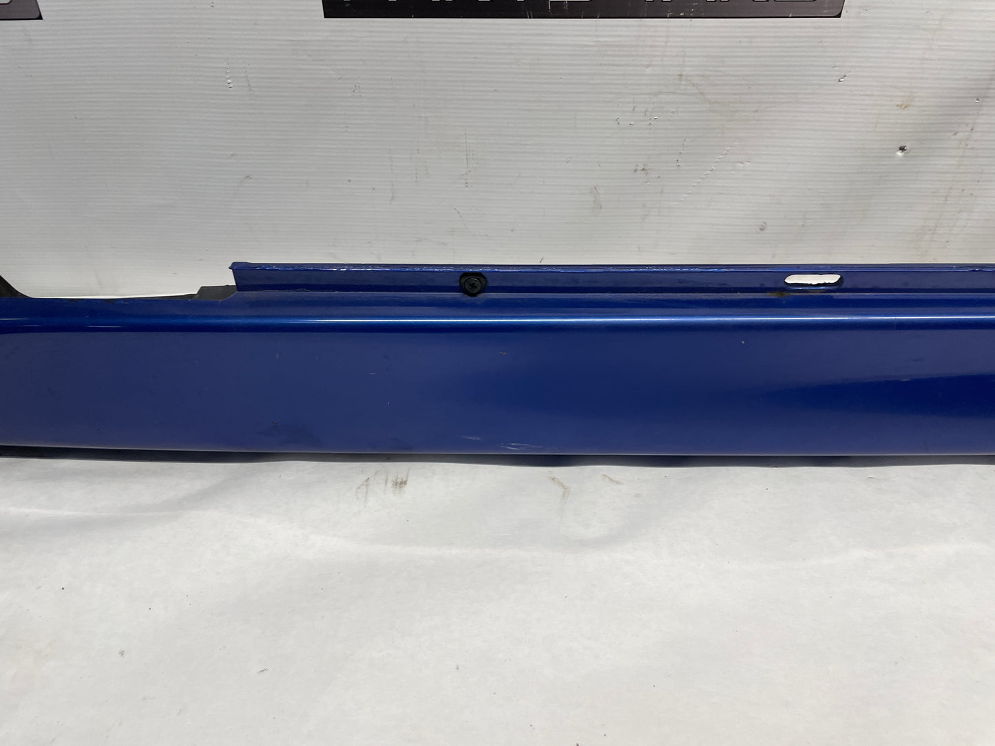 2005 Pontiac GTO LH Driver Rocker Molding Side Skirt Trim Panel OEM - Day's Parts Yard