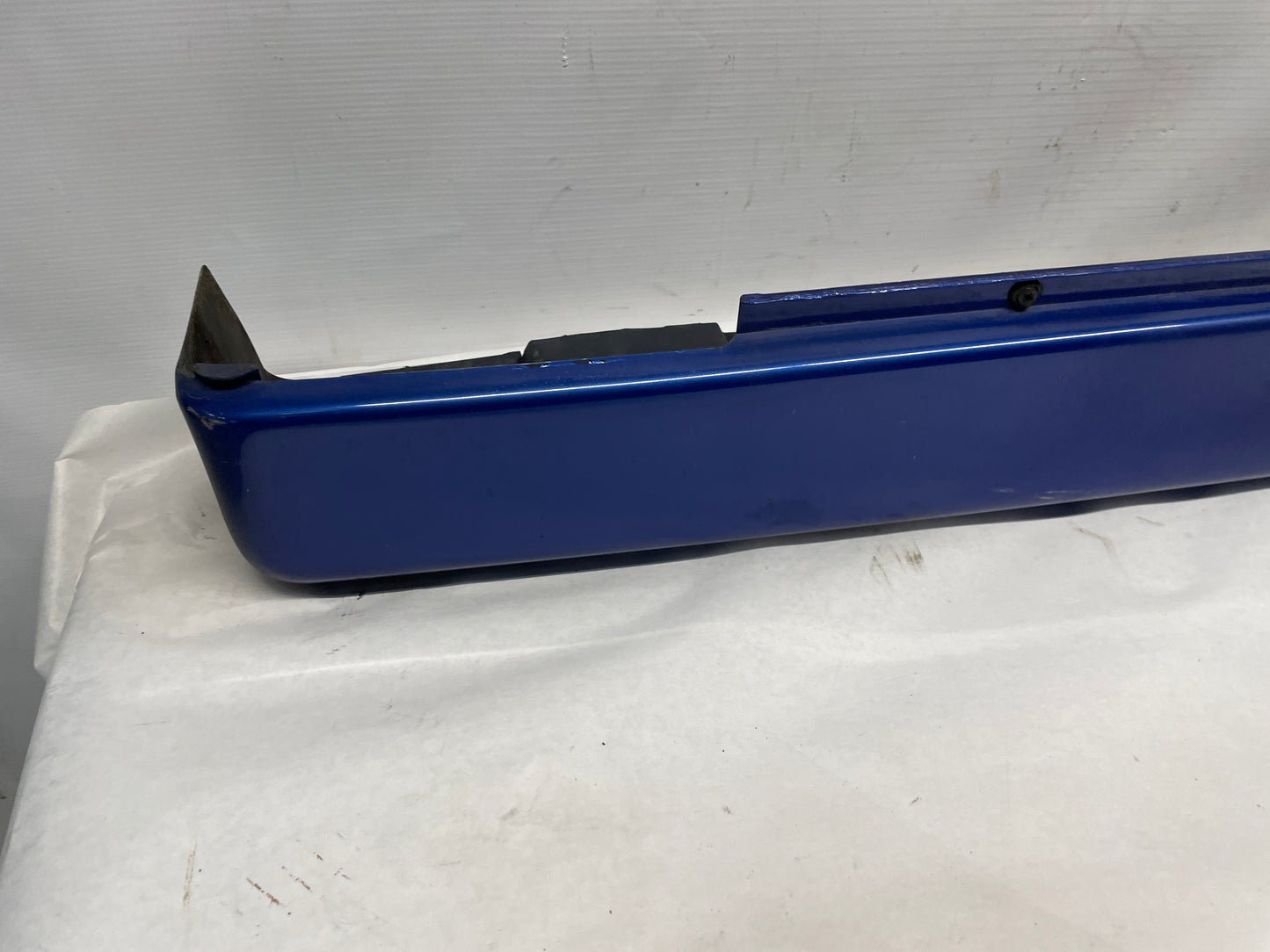 2005 Pontiac GTO LH Driver Rocker Molding Side Skirt Trim Panel OEM - Day's Parts Yard