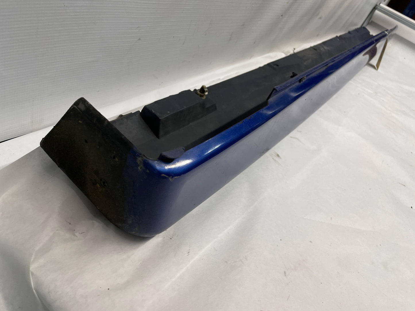 2005 Pontiac GTO LH Driver Rocker Molding Side Skirt Trim Panel OEM - Day's Parts Yard