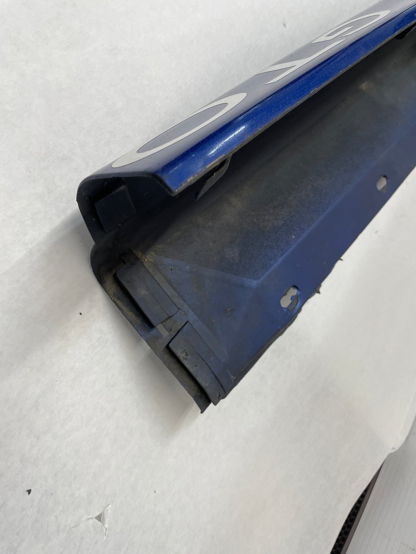 2005 Pontiac GTO LH Driver Rocker Molding Side Skirt Trim Panel OEM - Day's Parts Yard