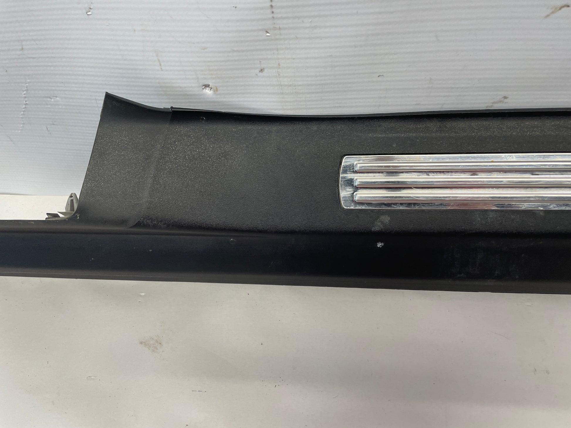 2009 Pontiac G8 RH Passenger Front Door Sill Kick Panel / Scuff Plate OEM - Day's Parts Yard
