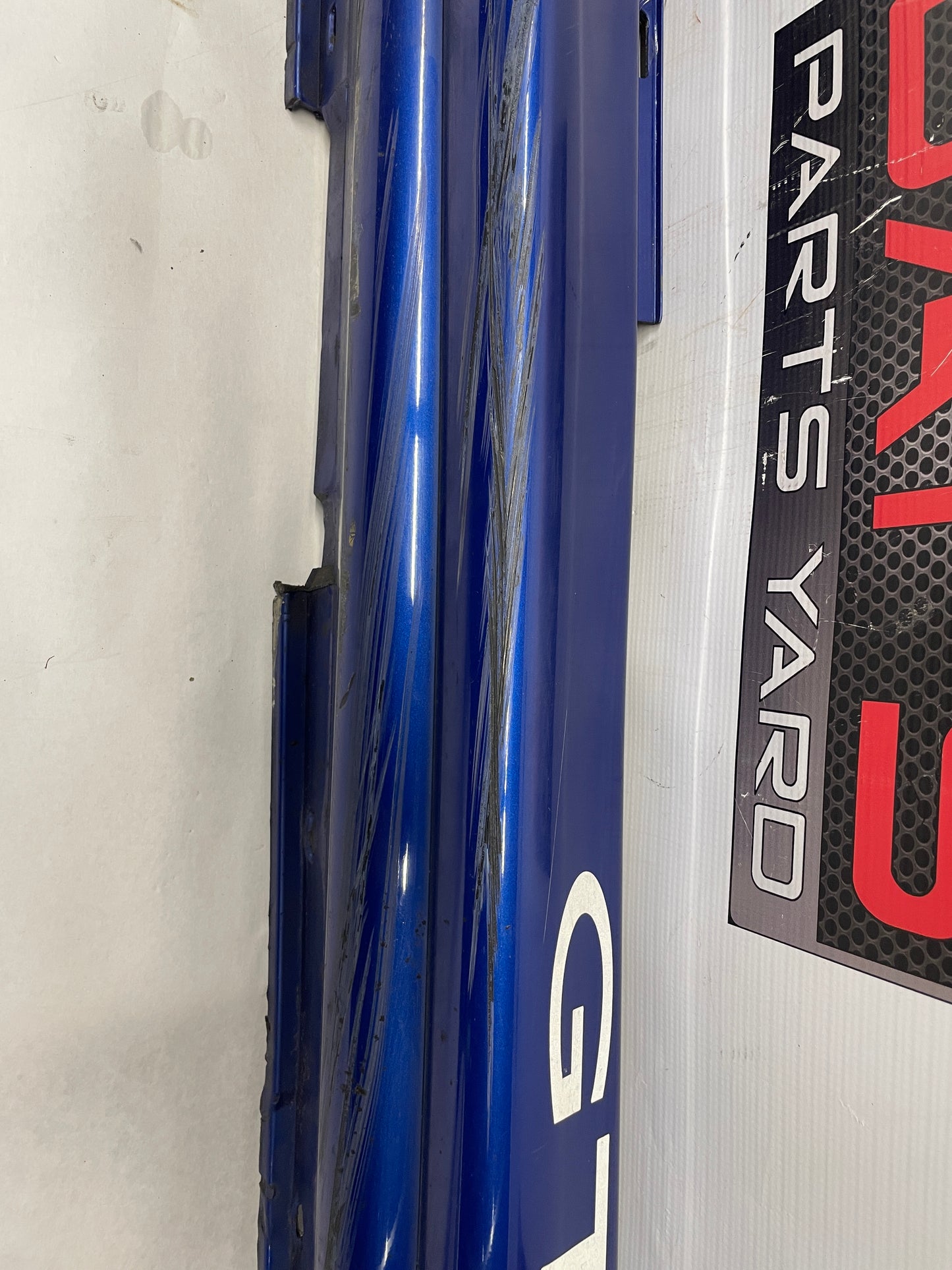 2005 Pontiac GTO LH Driver Rocker Molding Side Skirt Trim Panel OEM - Day's Parts Yard
