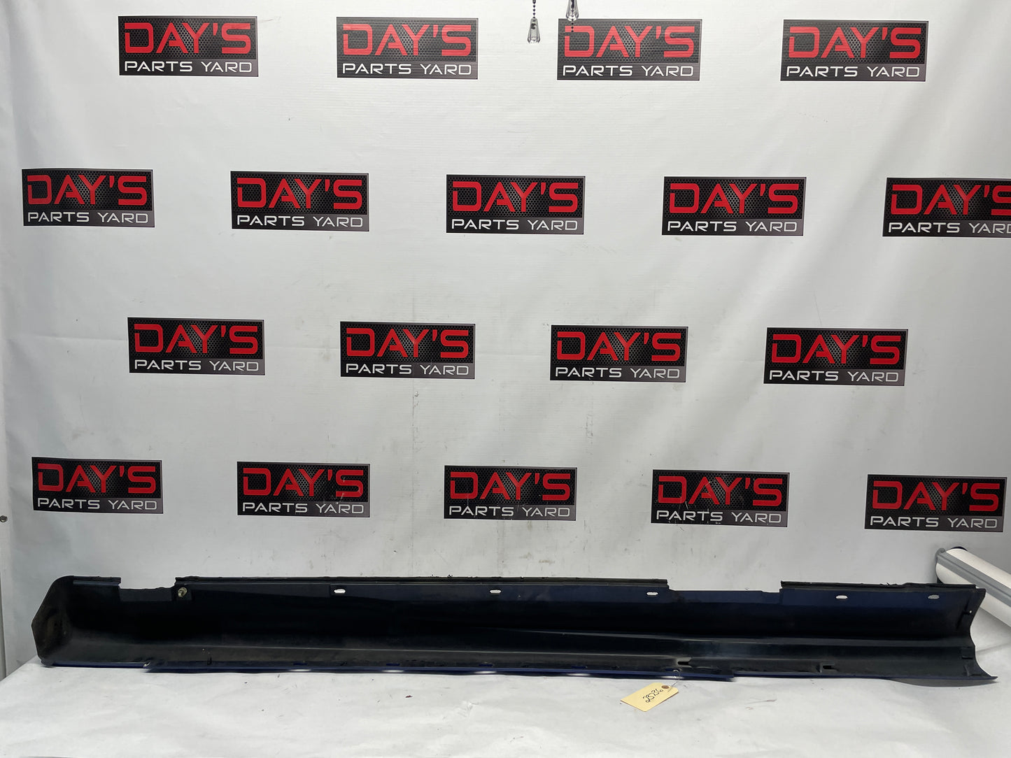 2005 Pontiac GTO LH Driver Rocker Molding Side Skirt Trim Panel OEM - Day's Parts Yard