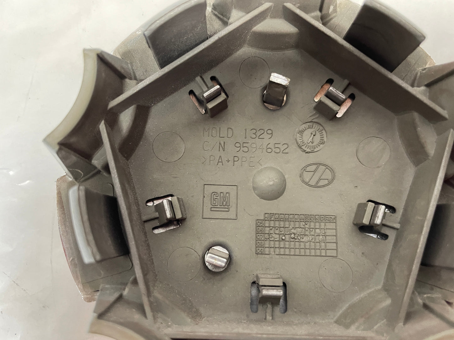 2008 Chevy Corvette Center Wheel Cap OEM - Day's Parts Yard