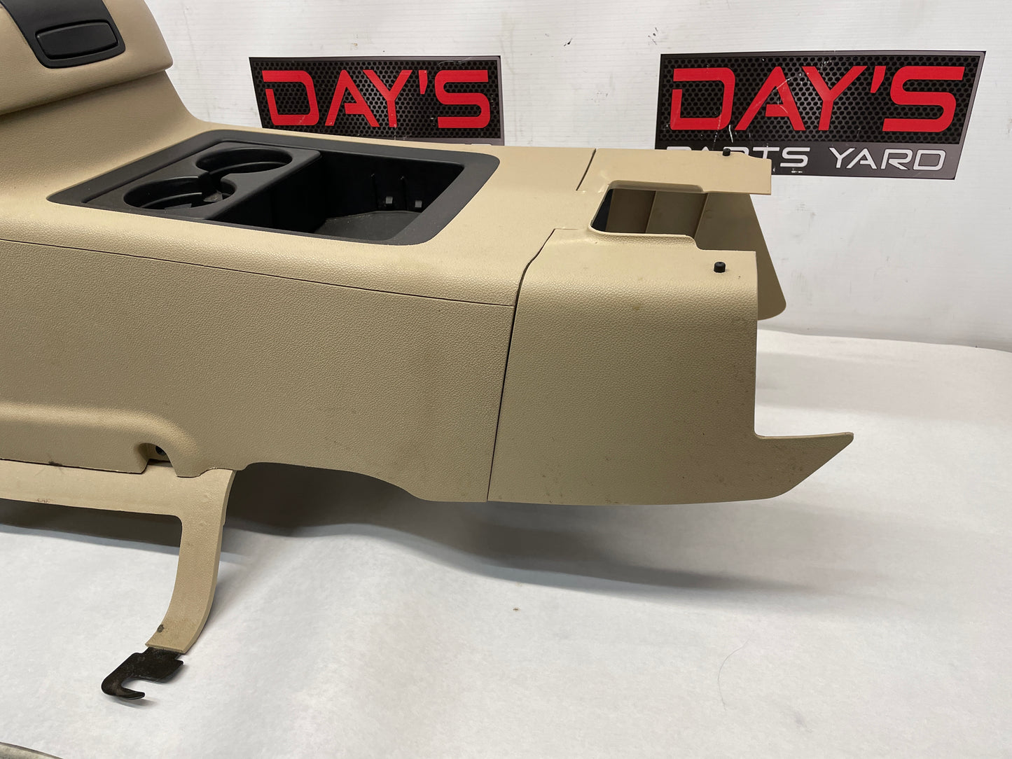 2009 GMC Sierra 2500HD SLT Center Console Arm Rest Cashmere Tan OEM - Day's Parts Yard