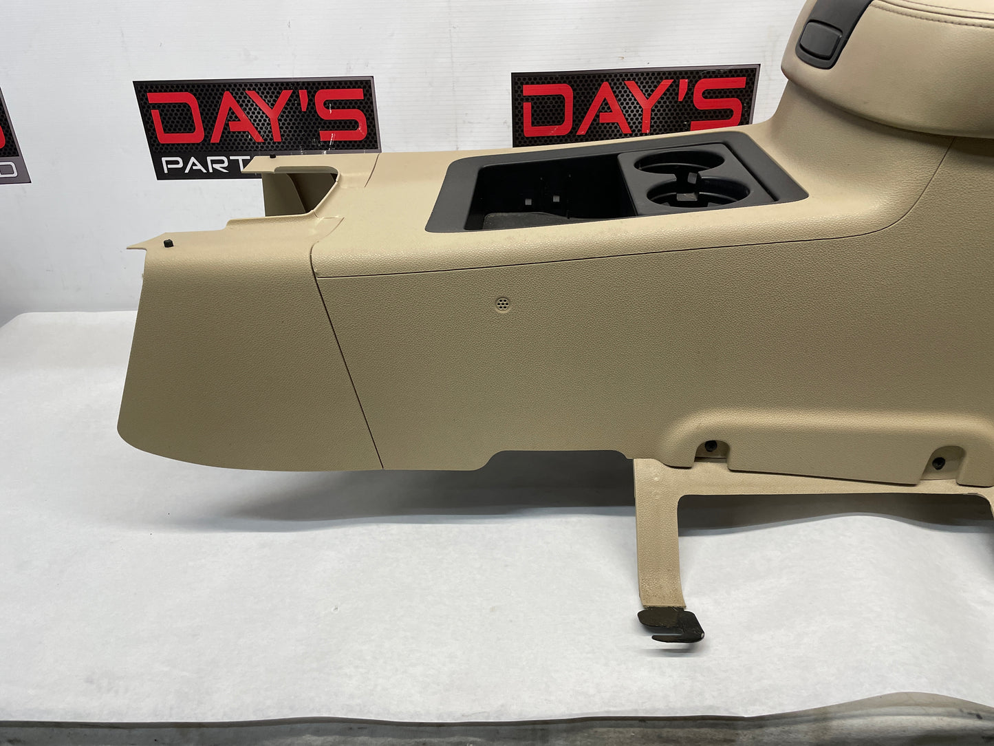 2009 GMC Sierra 2500HD SLT Center Console Arm Rest Cashmere Tan OEM - Day's Parts Yard