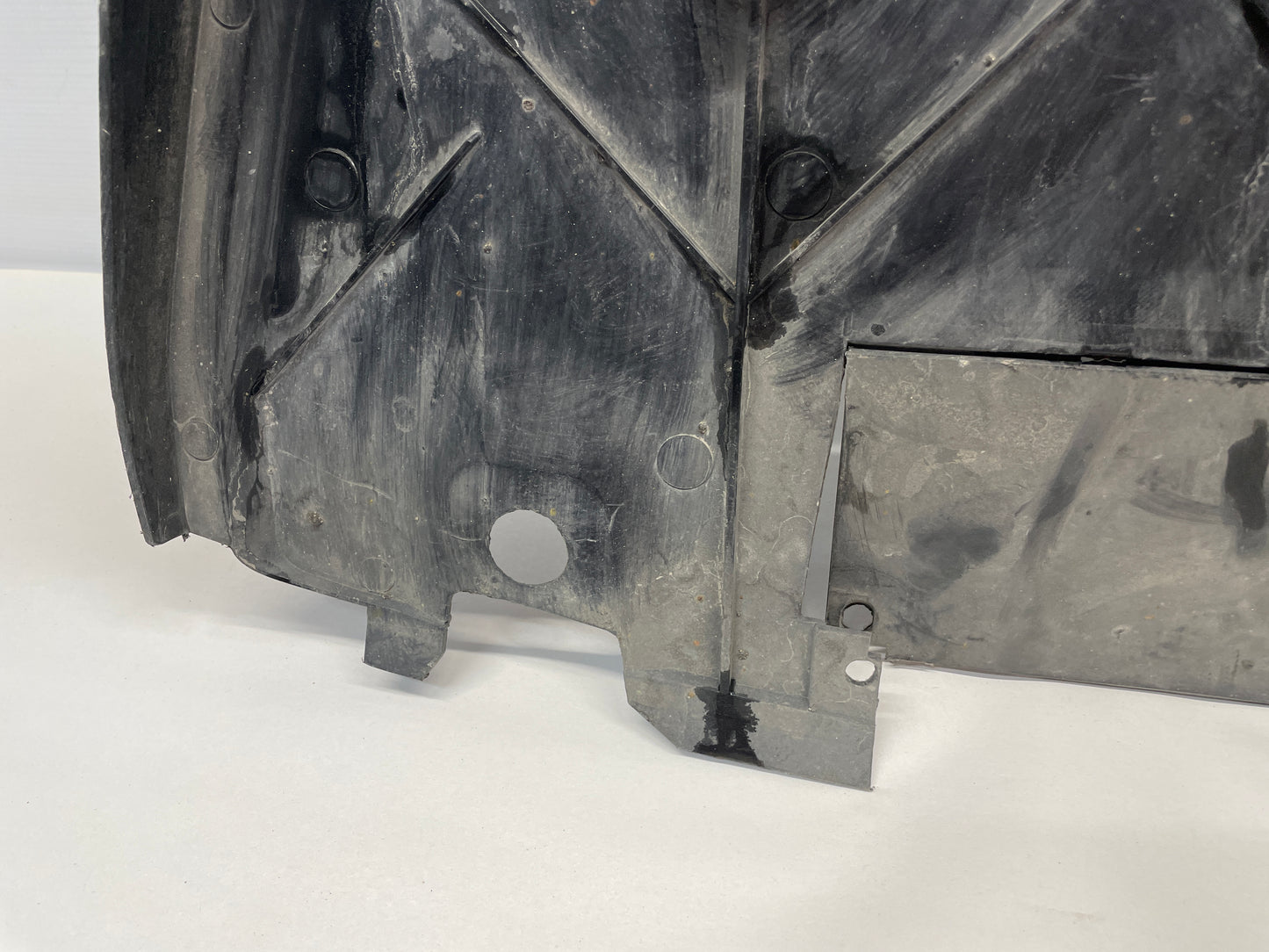 2006 Pontiac GTO Rear Air Deflector Differential Center Lower Body Cover OEM - Day's Parts Yard