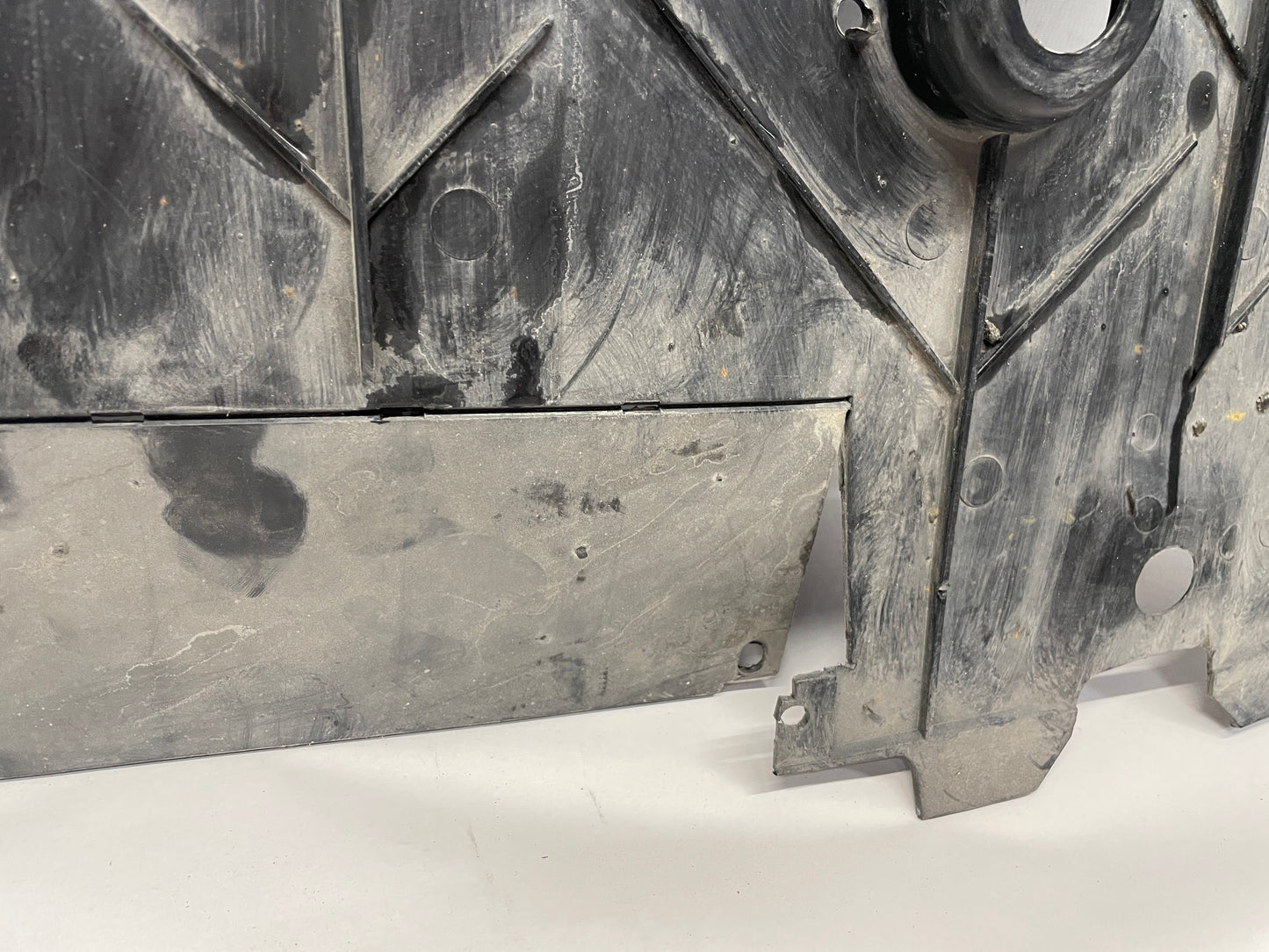 2006 Pontiac GTO Rear Air Deflector Differential Center Lower Body Cover OEM - Day's Parts Yard