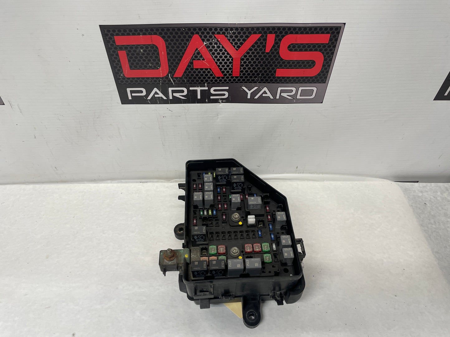 2008 Pontiac G8 Base Engine Bay Fuse Relay Box OEM - Day's Parts Yard