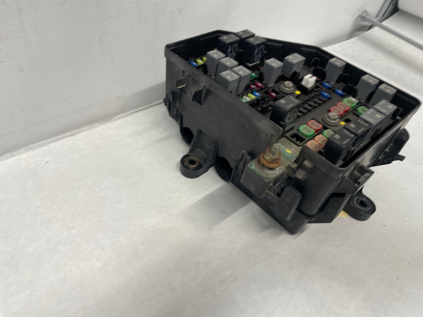 2008 Pontiac G8 Base Engine Bay Fuse Relay Box OEM - Day's Parts Yard
