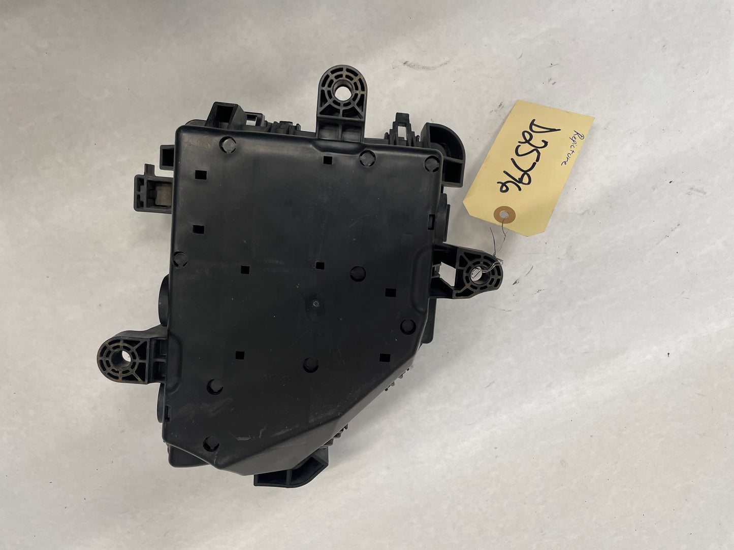 2008 Pontiac G8 Base Engine Bay Fuse Relay Box OEM - Day's Parts Yard