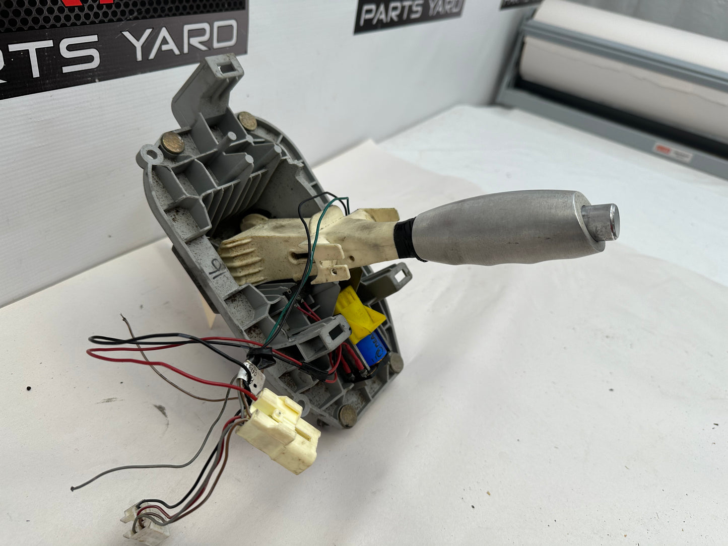 2006 Pontiac GTO Automatic Shifter OEM DAMAGED - Day's Parts Yard