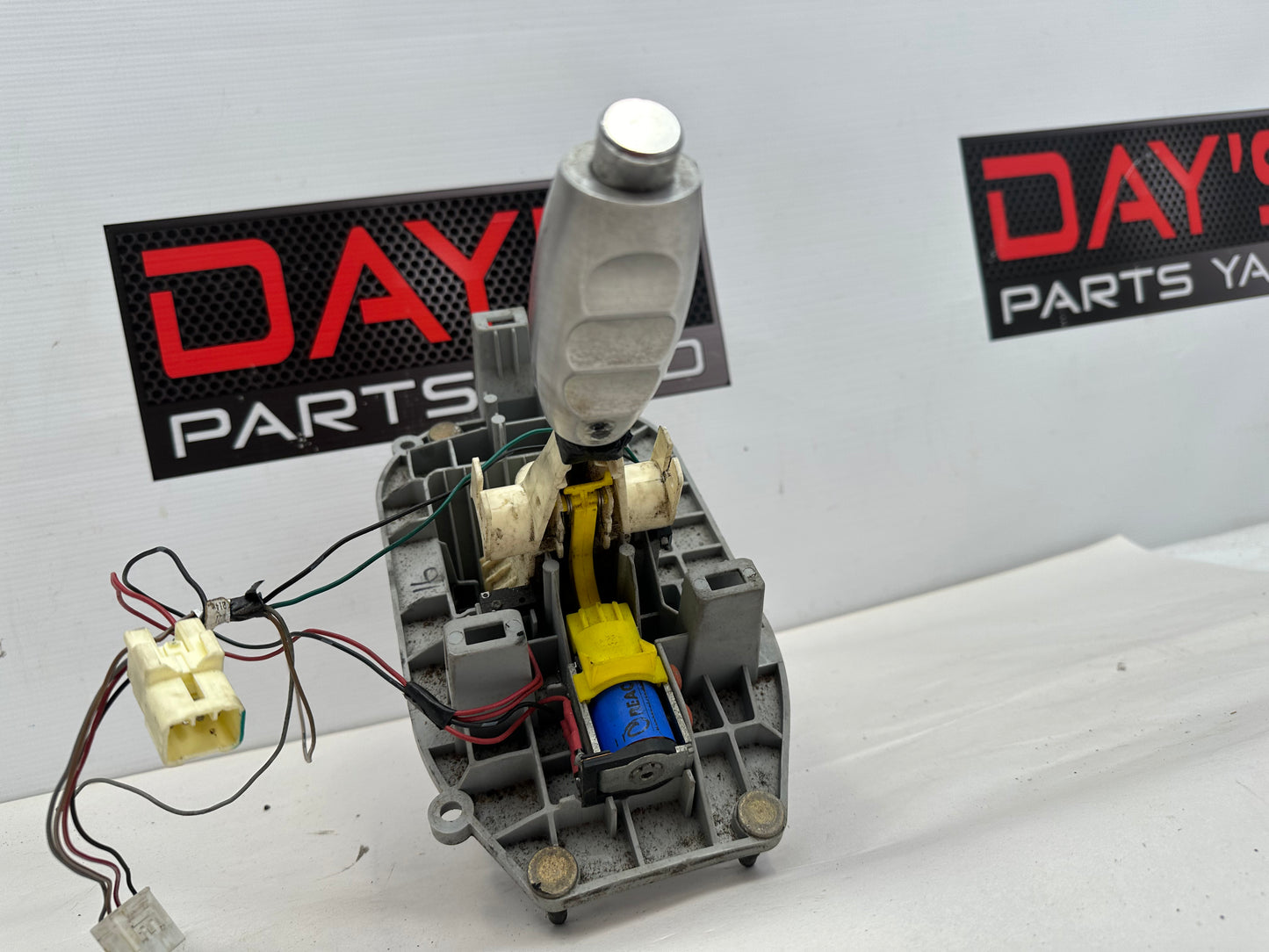 2006 Pontiac GTO Automatic Shifter OEM DAMAGED - Day's Parts Yard