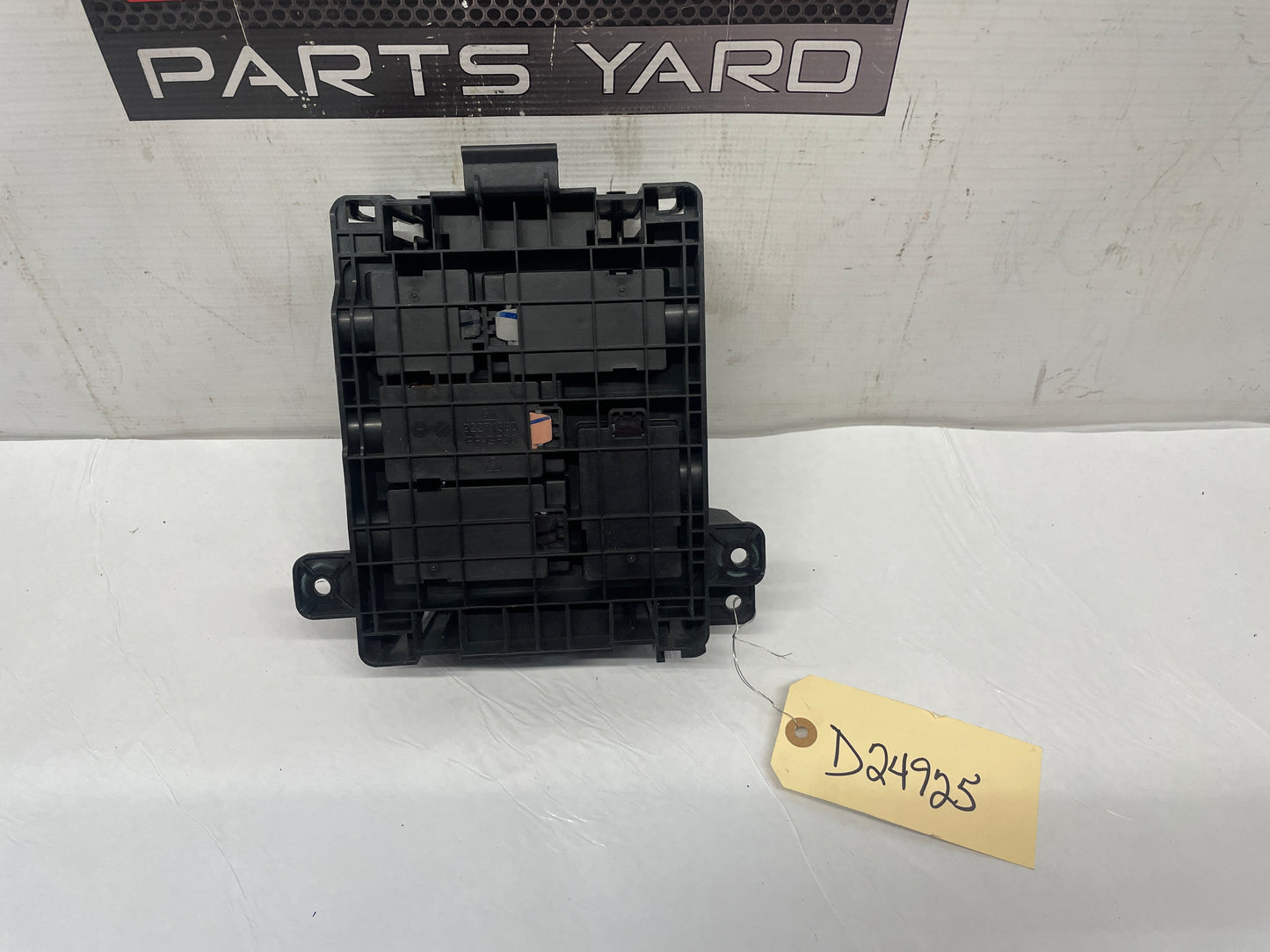 2016 Chevy SS Sedan Engine Bay Fuse Box Panel Wiring Junction Retainer Block OEM - Day's Parts Yard