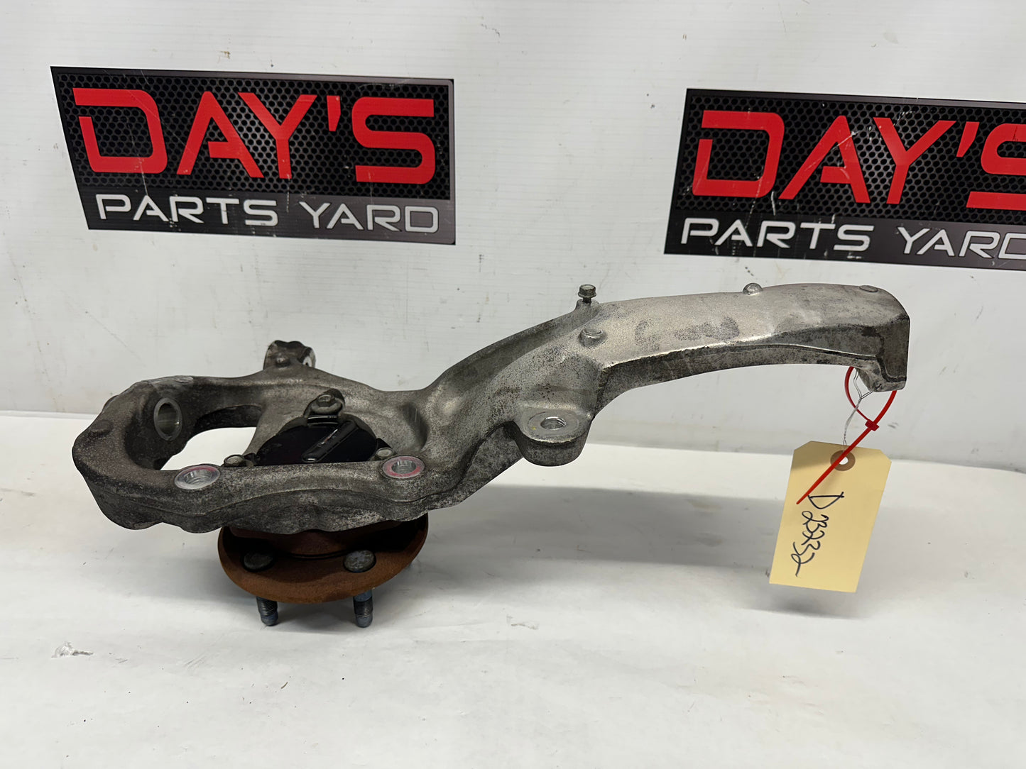 2011 Cadillac CTS-V Coupe RH Passenger Front Spindle Knuckle Hub Assembly OEM - Day's Parts Yard