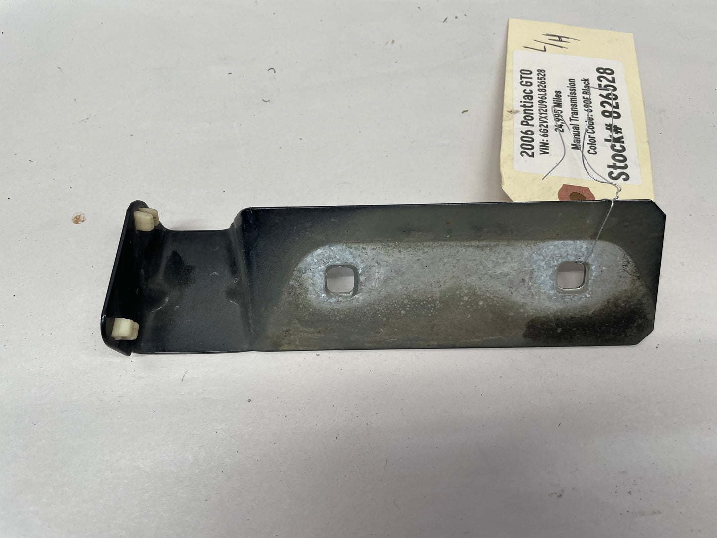 2006 Pontiac GTO Front LH Driver Side Skirt Rocker Molding Fender Bracket OEM - Day's Parts Yard