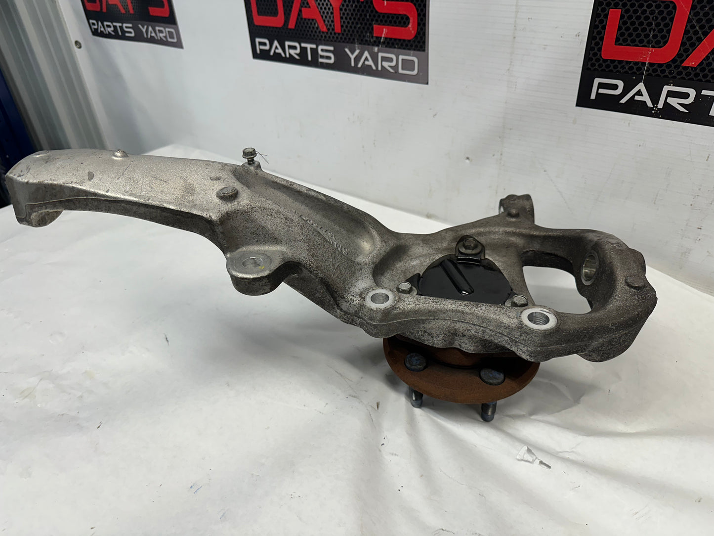 2011 Cadillac CTS-V Coupe LH Driver Front Spindle Knuckle Hub Assembly OEM - Day's Parts Yard