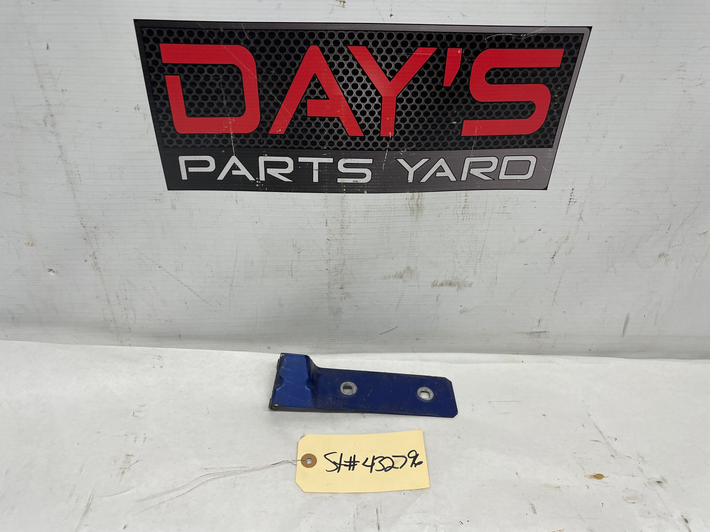 2005 Pontiac GTO RH Passenger Side Skirt Rocker Molding Fender Bracket OEM - Day's Parts Yard