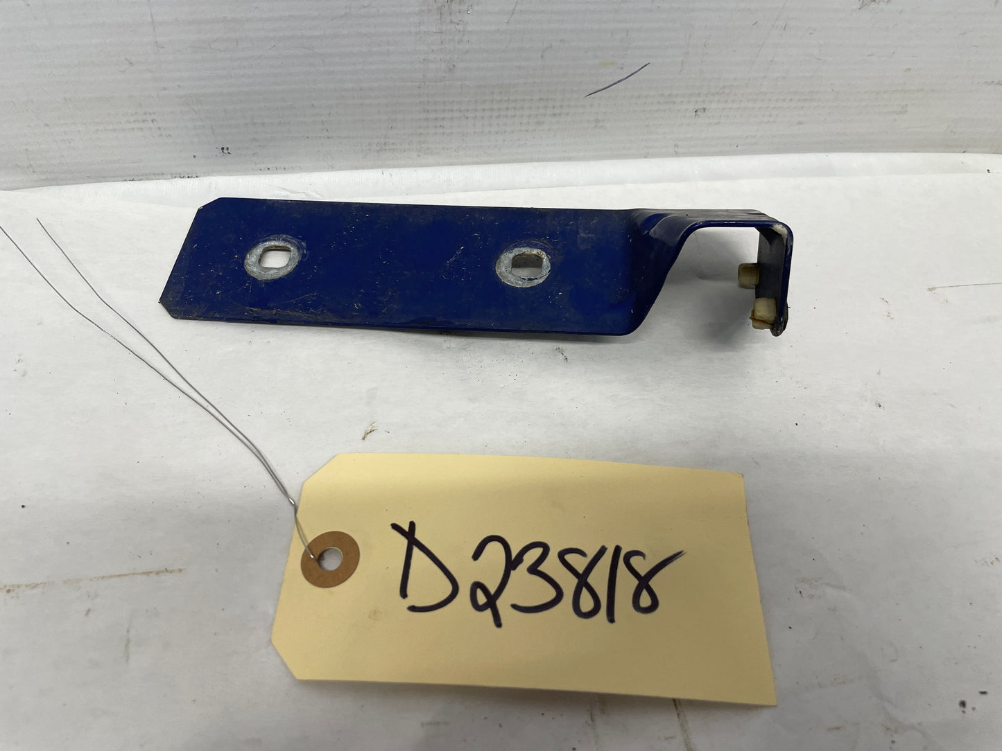 2005 Pontiac GTO RH Passenger Side Skirt Rocker Molding Fender Bracket OEM - Day's Parts Yard