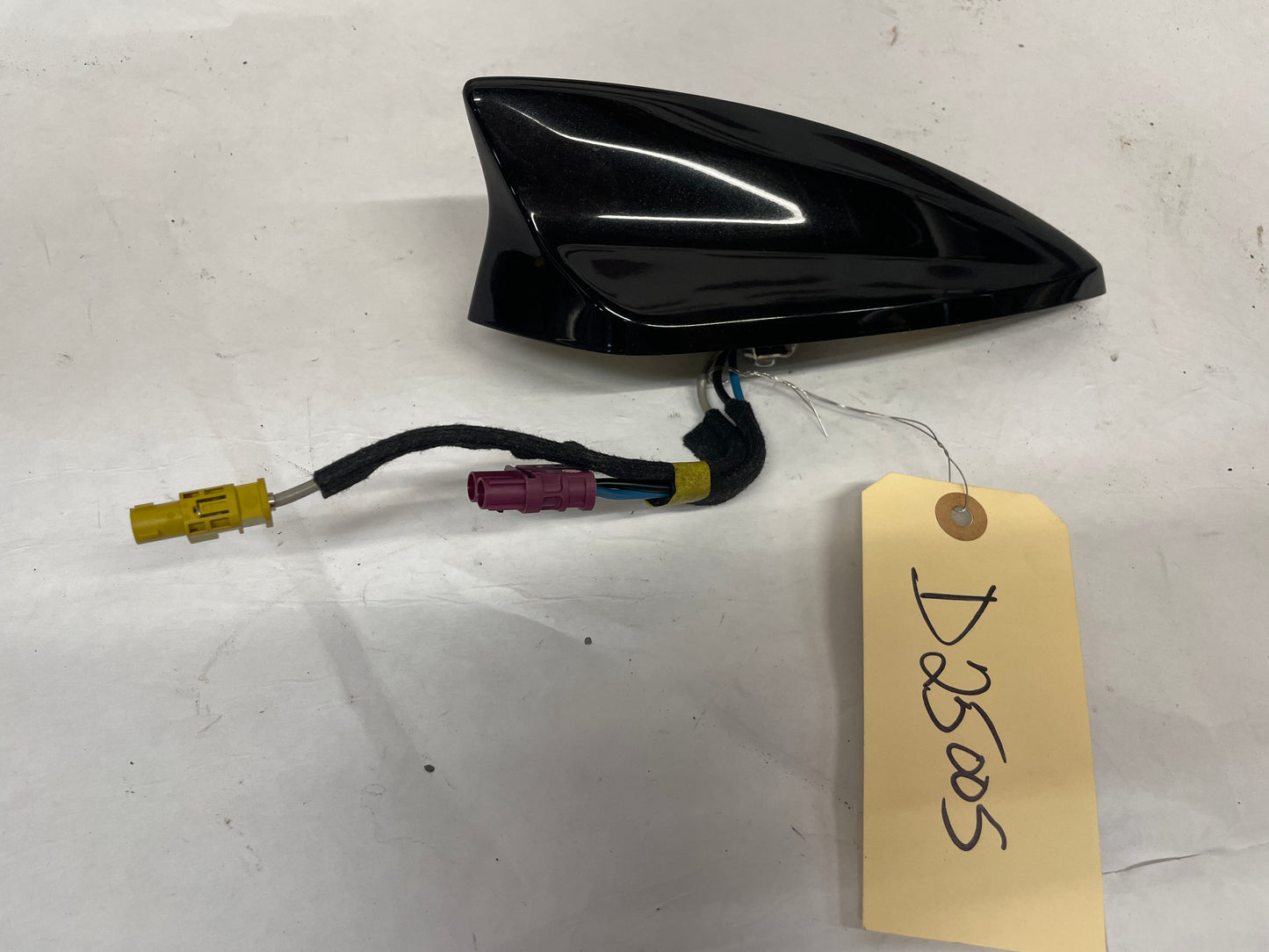 2016 Chevy SS Sedan Shark Fin Roof Antenna OEM - Day's Parts Yard