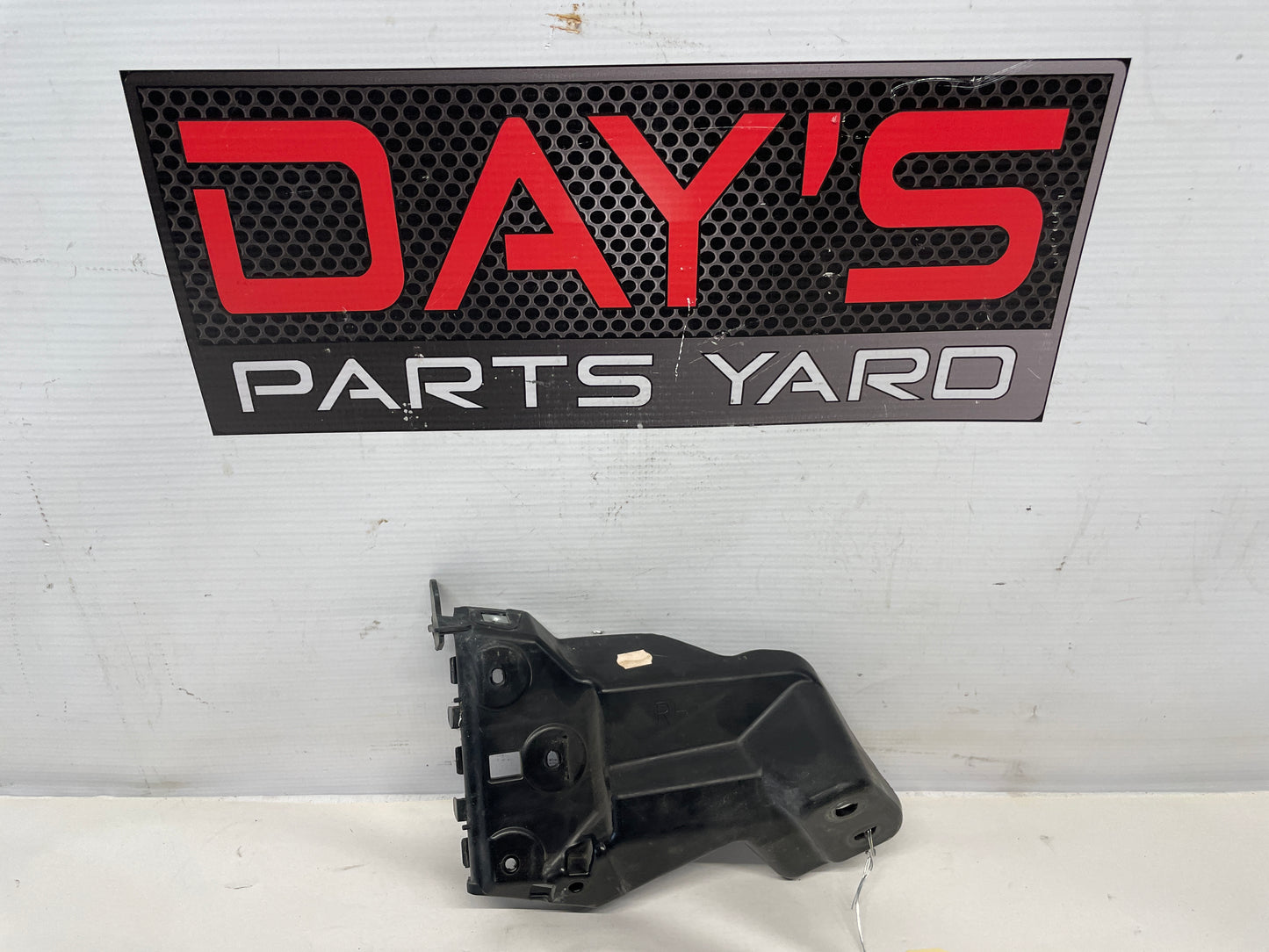 2016 Chevy SS Sedan RH Passenger Fender Bumper Bracket OEM - Day's Parts Yard