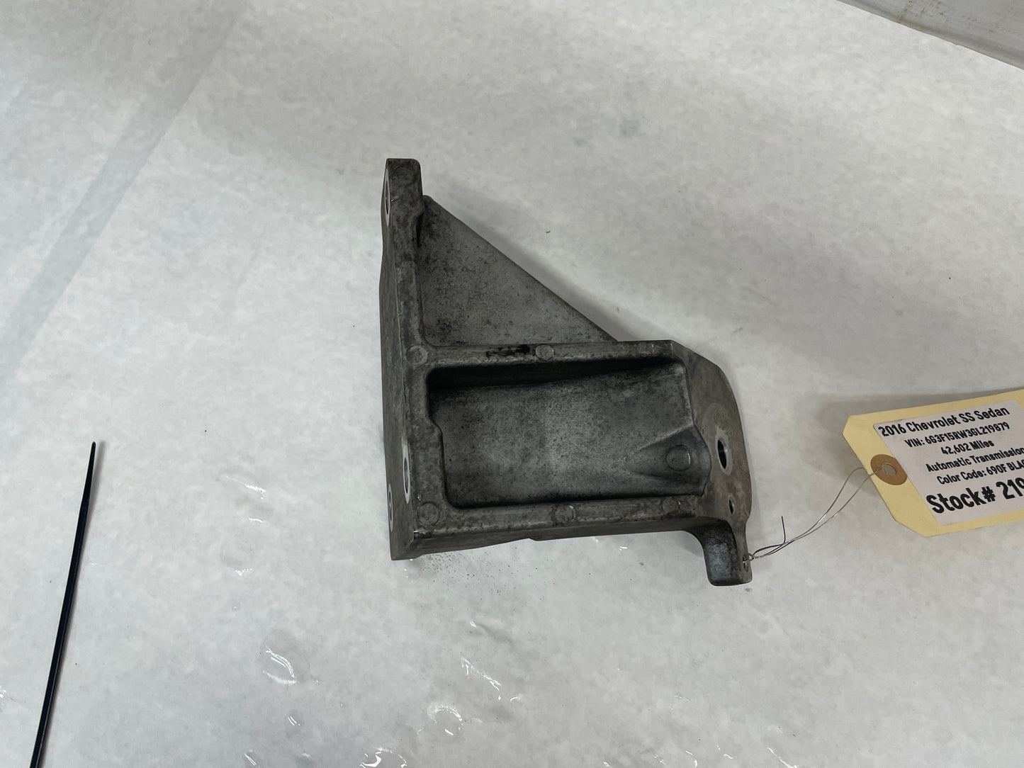 2006 Pontiac GTO RH & LH Engine Motor Mount Bracket Stands OEM - Day's Parts Yard