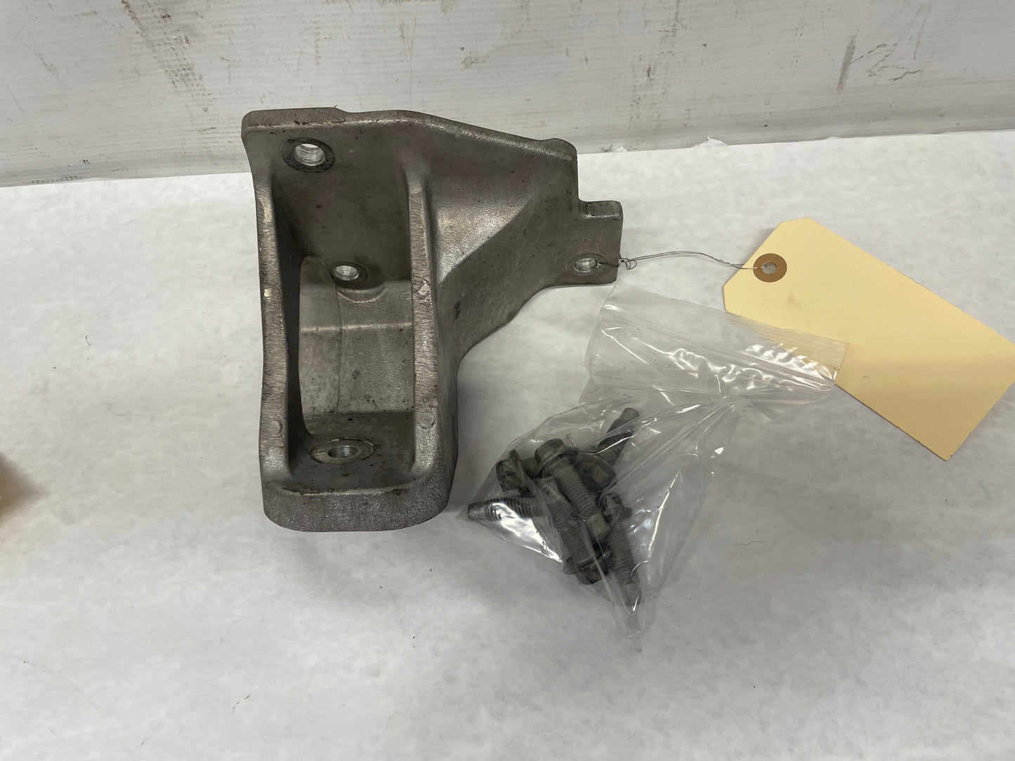 2006 Pontiac GTO RH & LH Engine Motor Mount Bracket Stands OEM - Day's Parts Yard