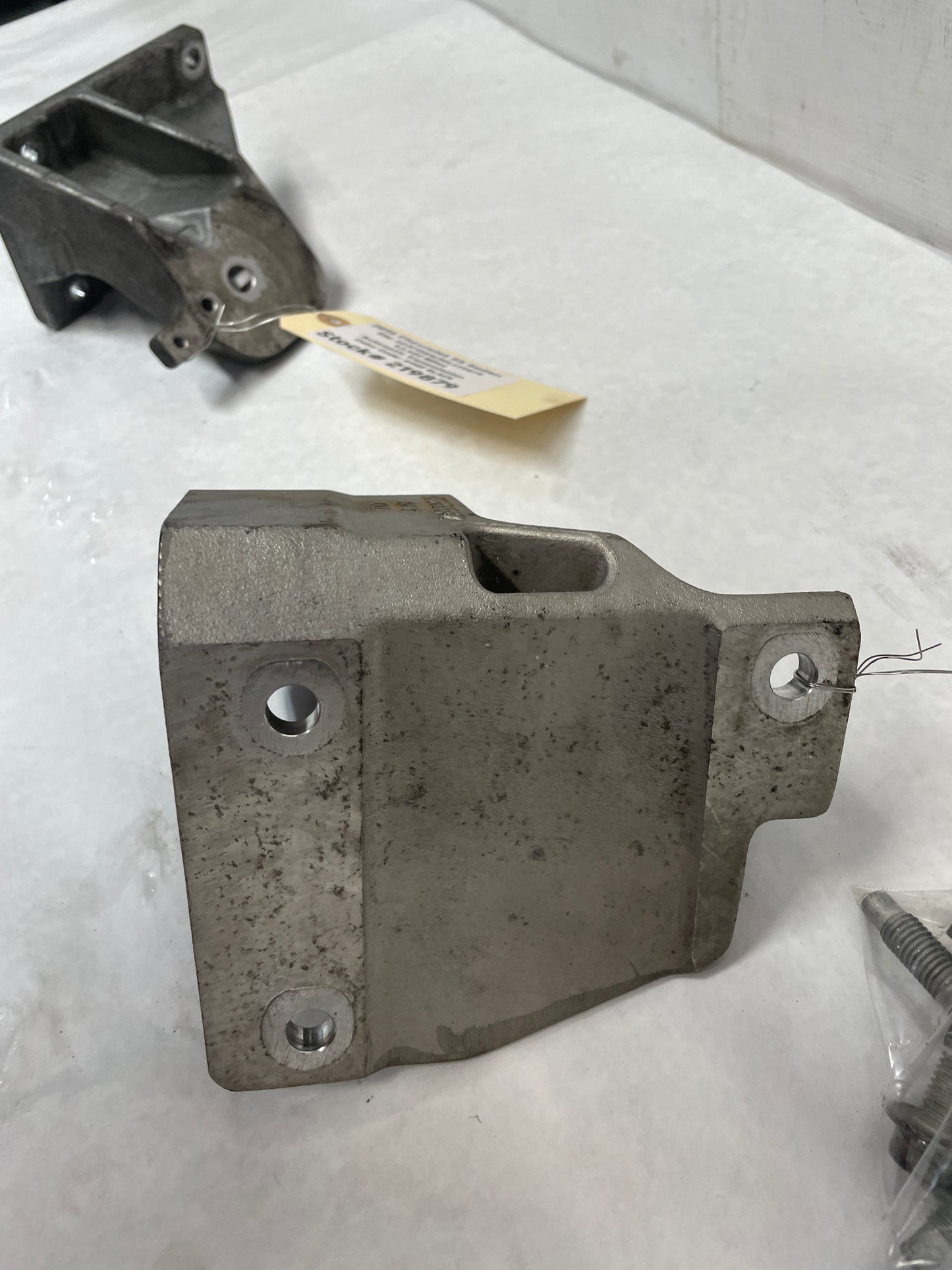 2006 Pontiac GTO RH & LH Engine Motor Mount Bracket Stands OEM - Day's Parts Yard